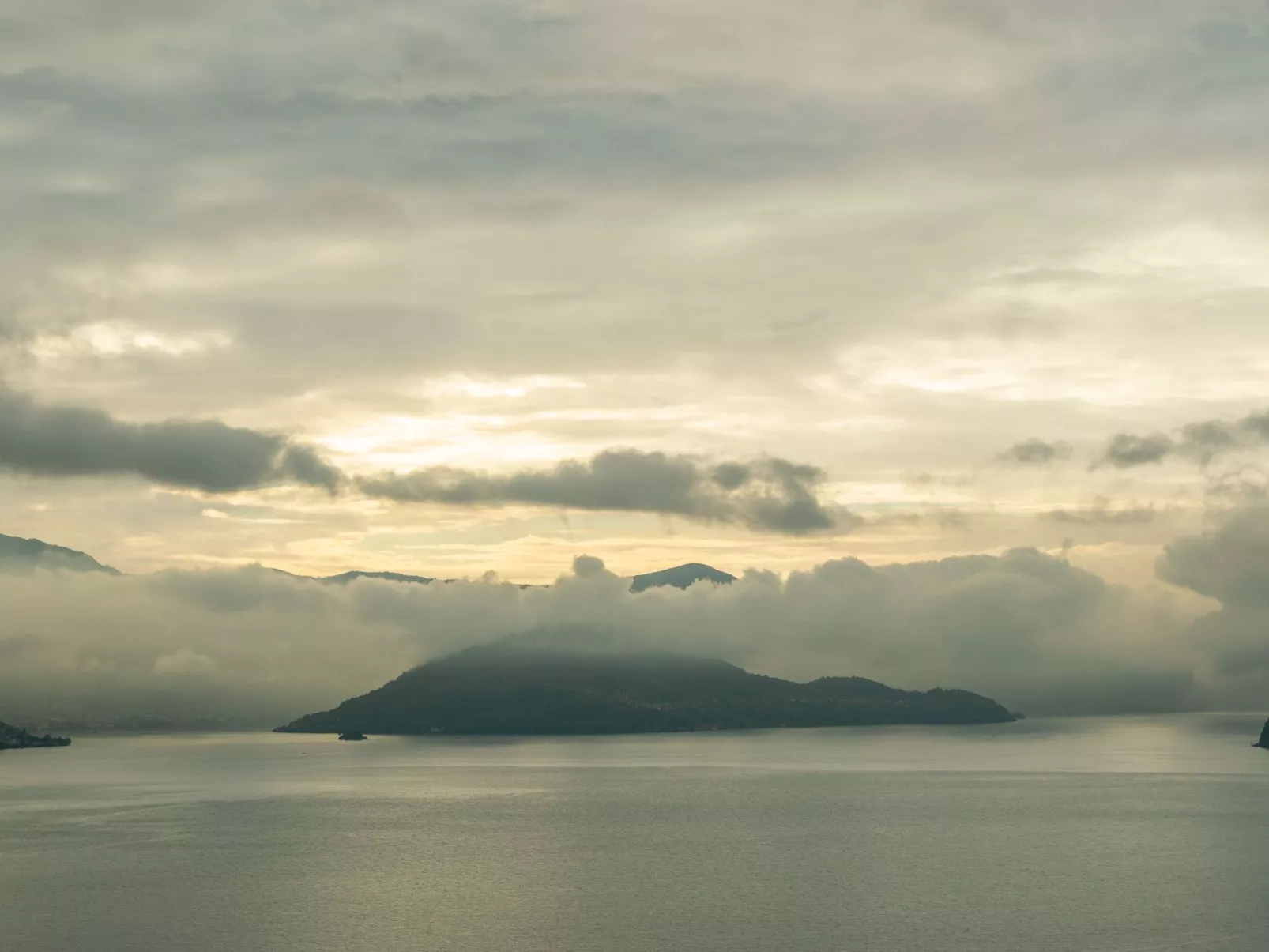 Studio-Apartment mit Balkon mit Seeblick und Zugang zum Garten-Buiten