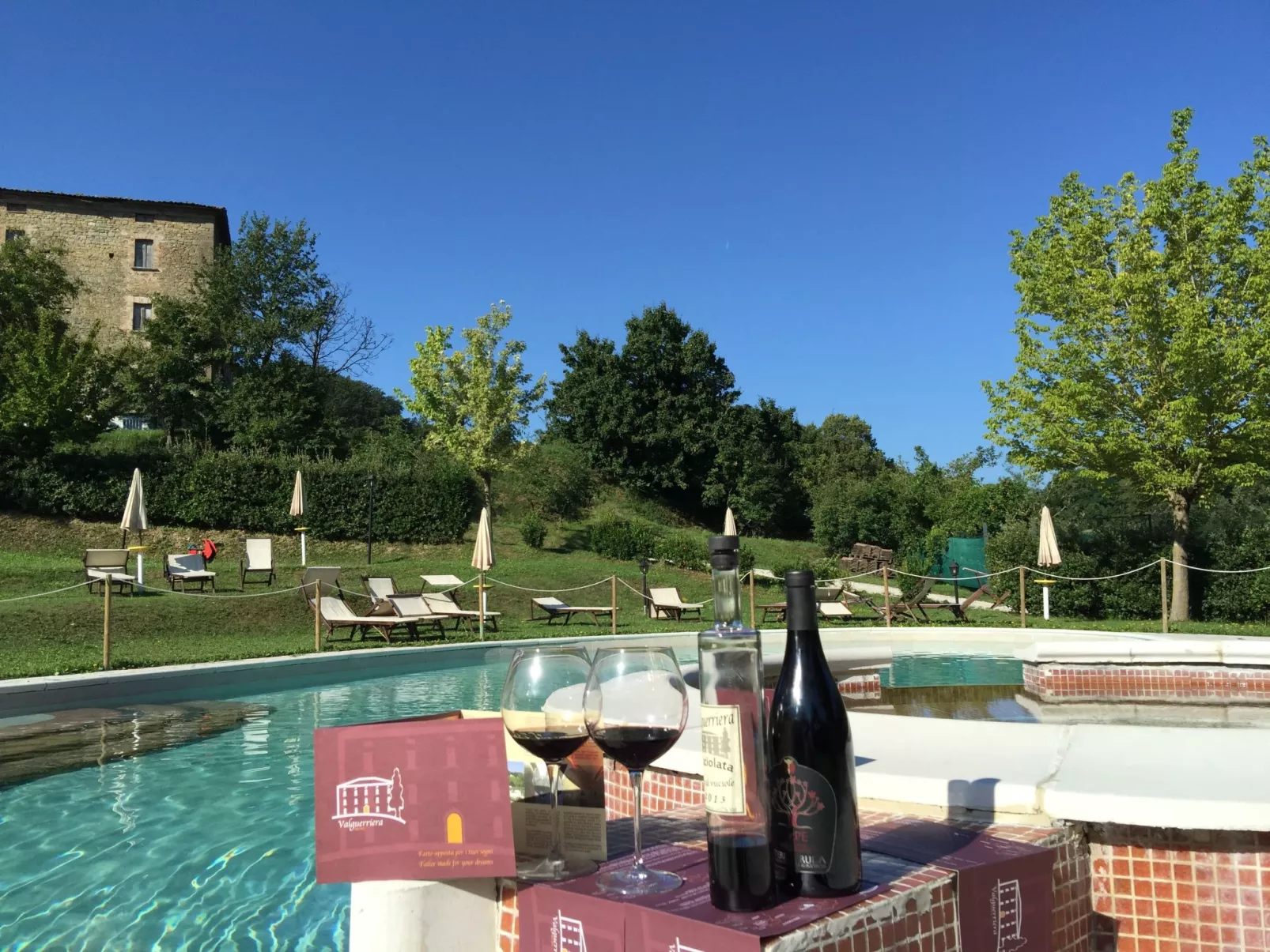 Unterkunft in einer Höhle mit Whirlpool-Buiten