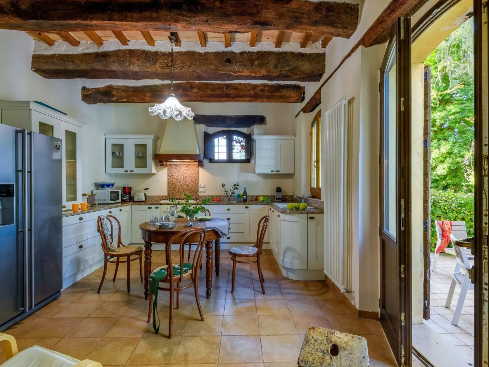 Licht unter den Buchen, Marche Urlaub, privater Pool-Binnen