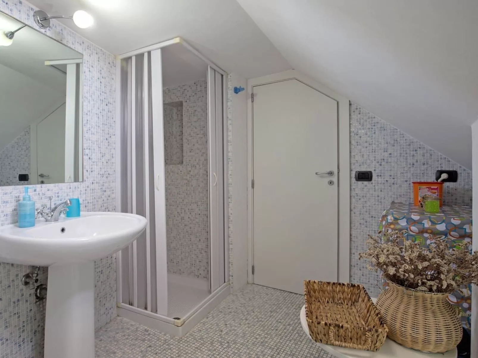 Villa auf einer natürlichen Klippe mit Blick auf das Meer, nur wenige Schritte-Binnen