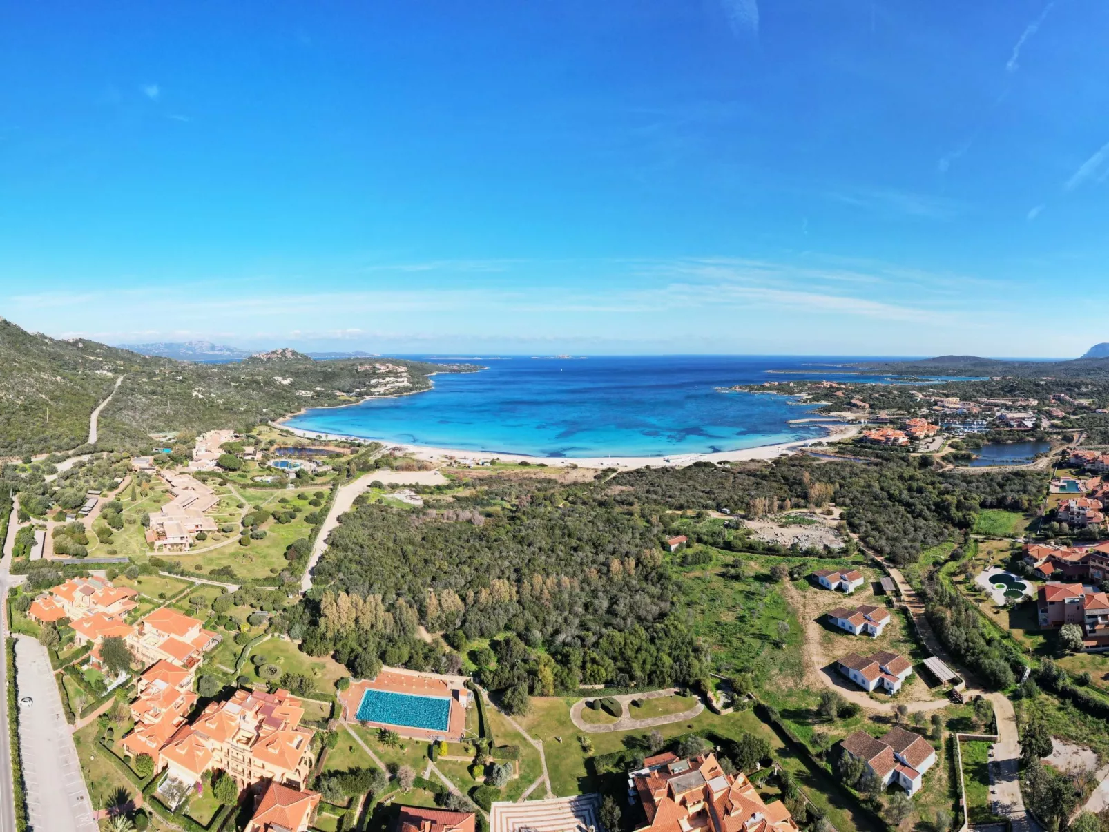 Große Drei-Zimmer-Wohnung am Golf von Marinella-Buiten