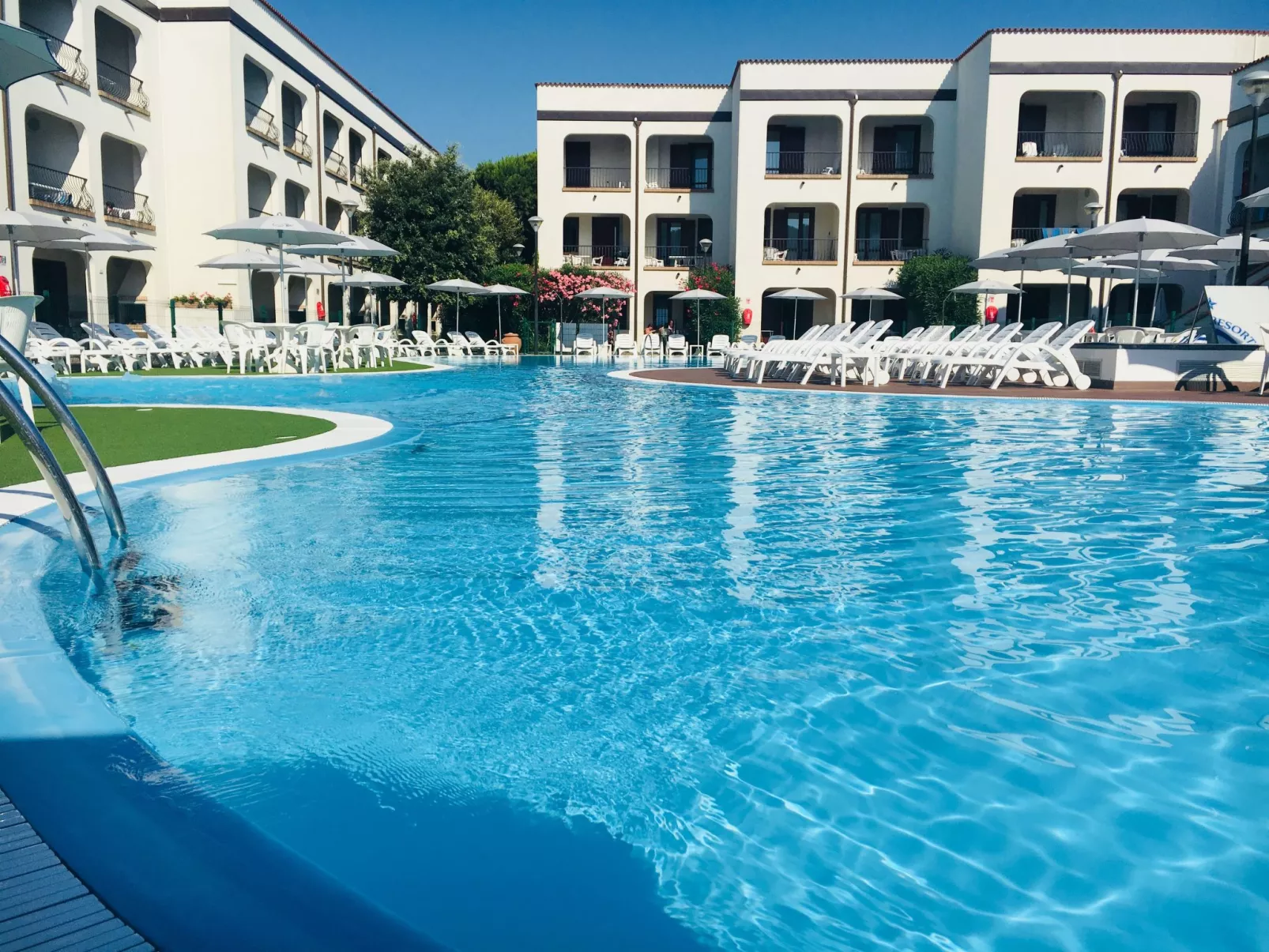 Wunderschöne Wohnung in Lido Di Spina mit Möbliertem Balkon-Buiten