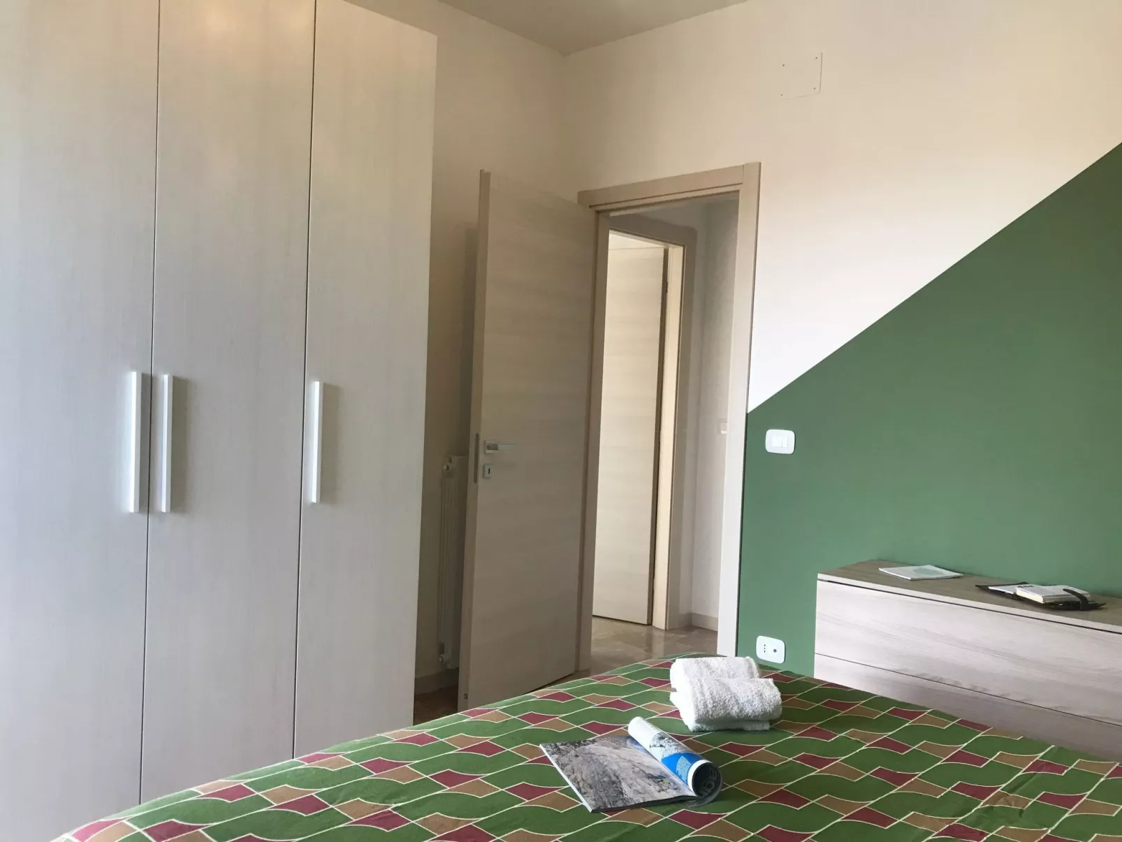 'White' mit Balkon-Binnen