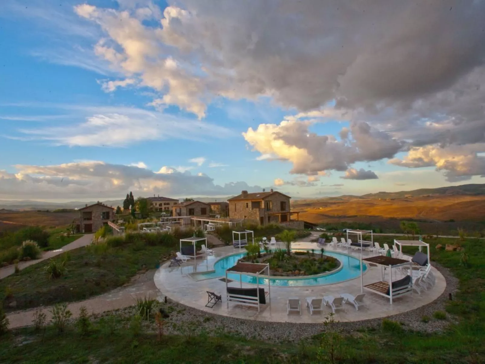 "Villa Forma" mit Pool - Buiten