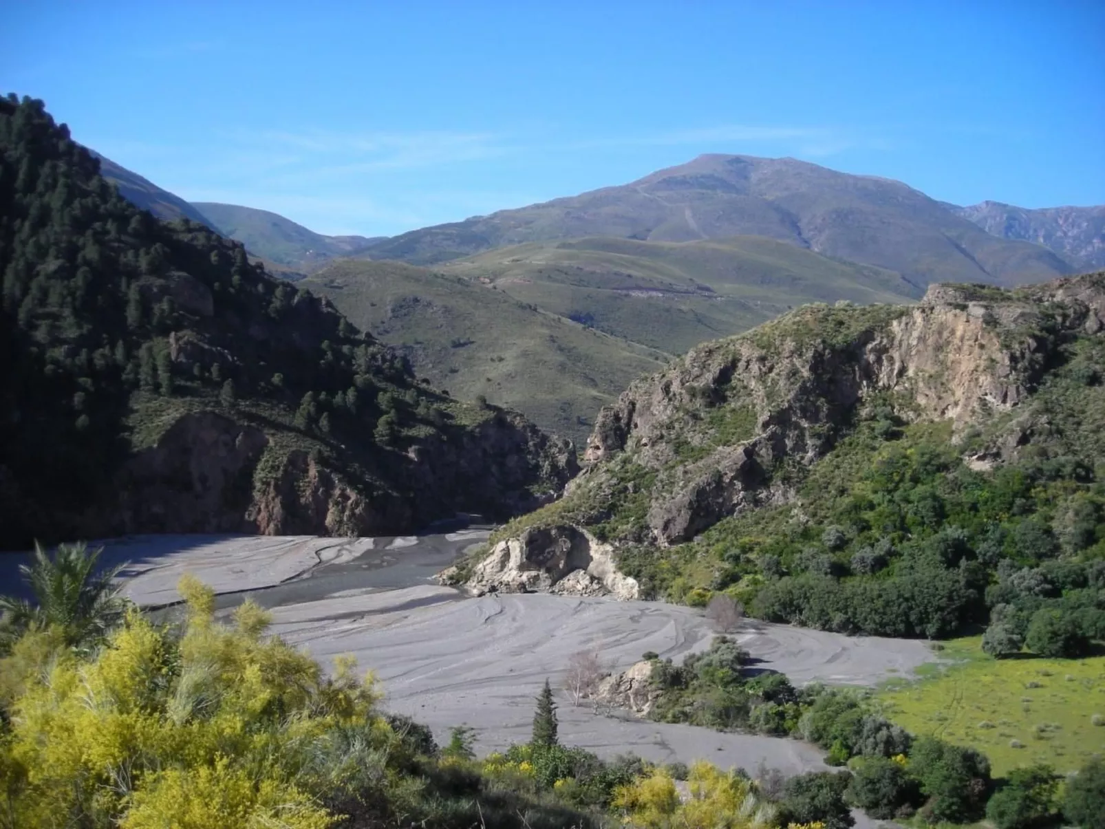 Gemütliches Ferienhaus in Tíjola mit Grill, Garten und Terrasse-Buiten
