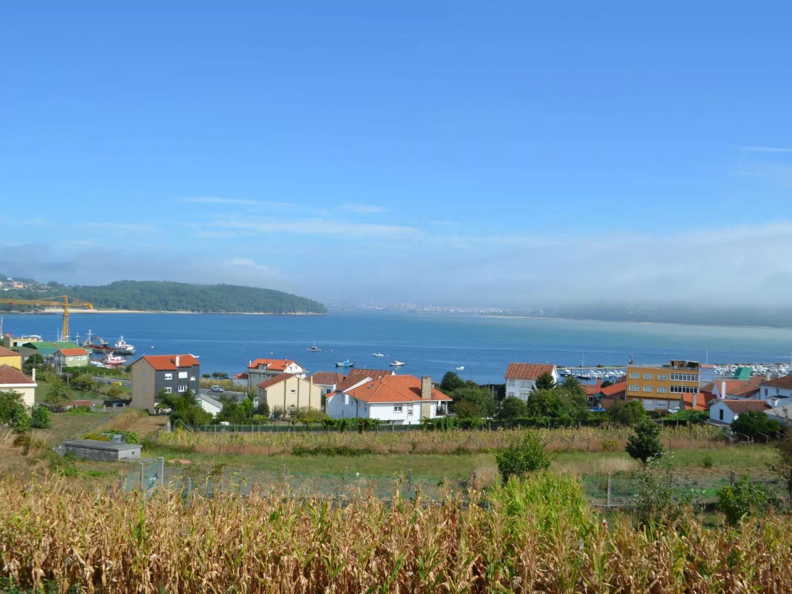 In Outes mit Sonniger Terrasse und Meerblick-Buiten
