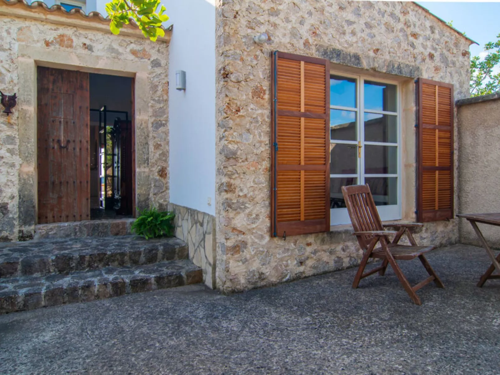 Ibizenkisches Haus mit Pool und Beachvolley-Blick-Buiten