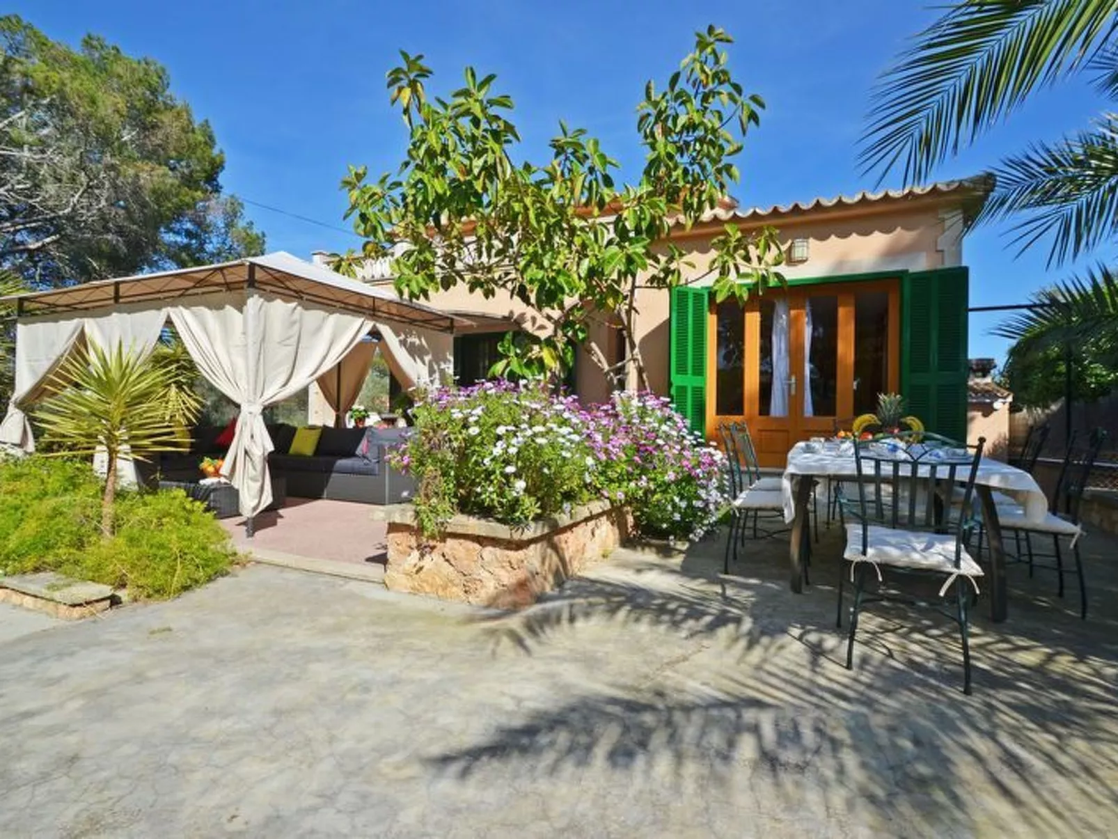 Schöne Villa mit Pool und Garten-Buiten