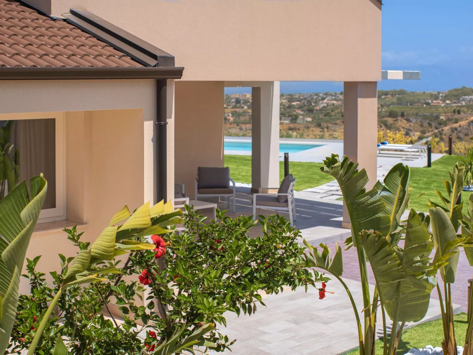 Villa mit Panoramablick auf das Meer, umgeben von der Natur-Image-tags.info