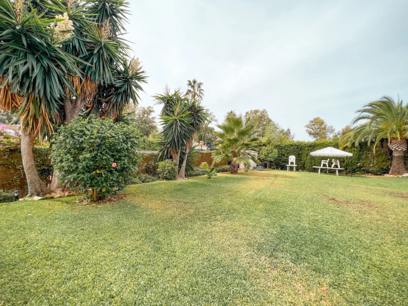 Schöne Villa, großer Pool und Garten-Buiten