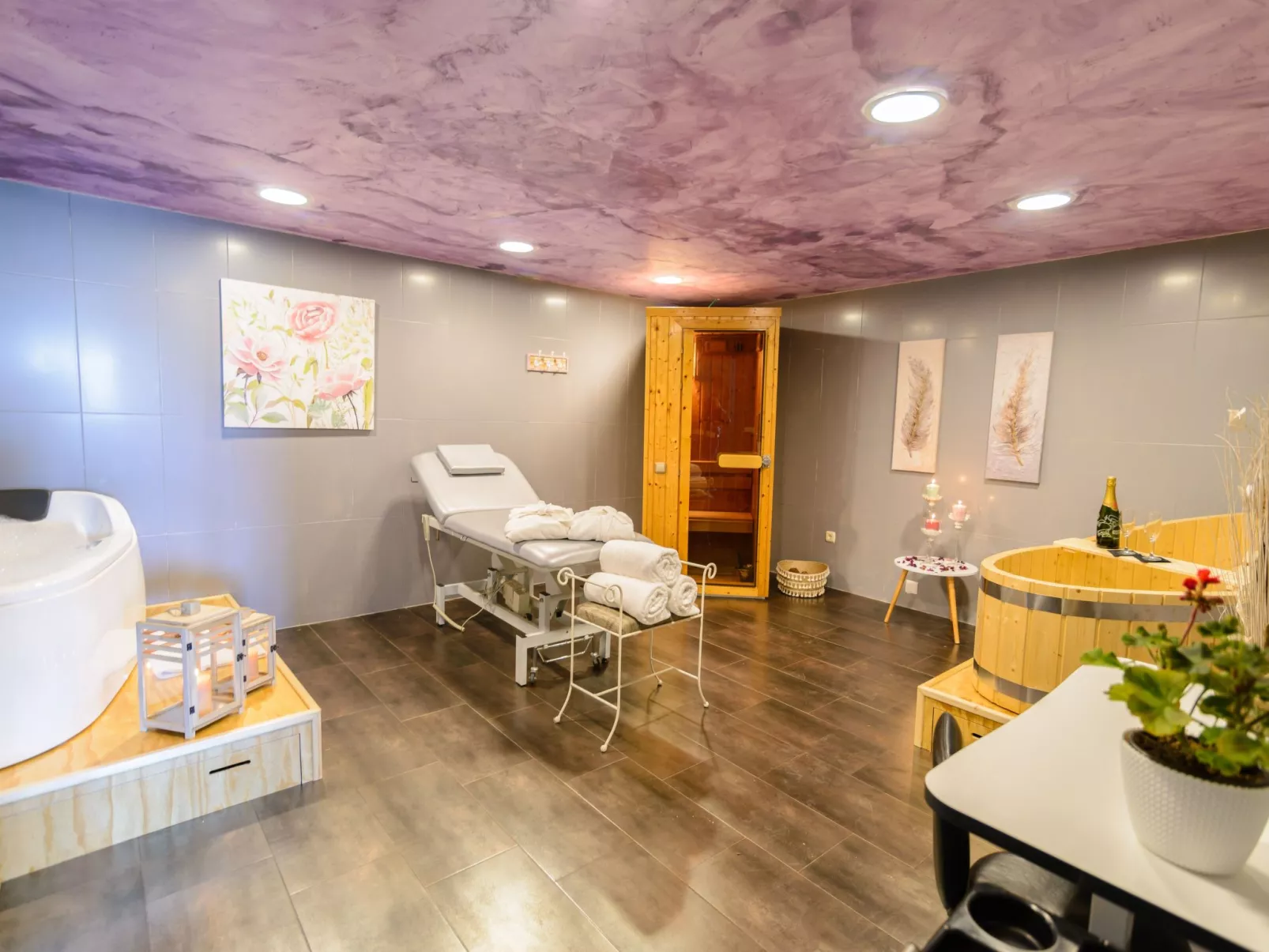 Spa-Spielzimmer mit Außen-Whirlpool und Schwimmbad-Binnen