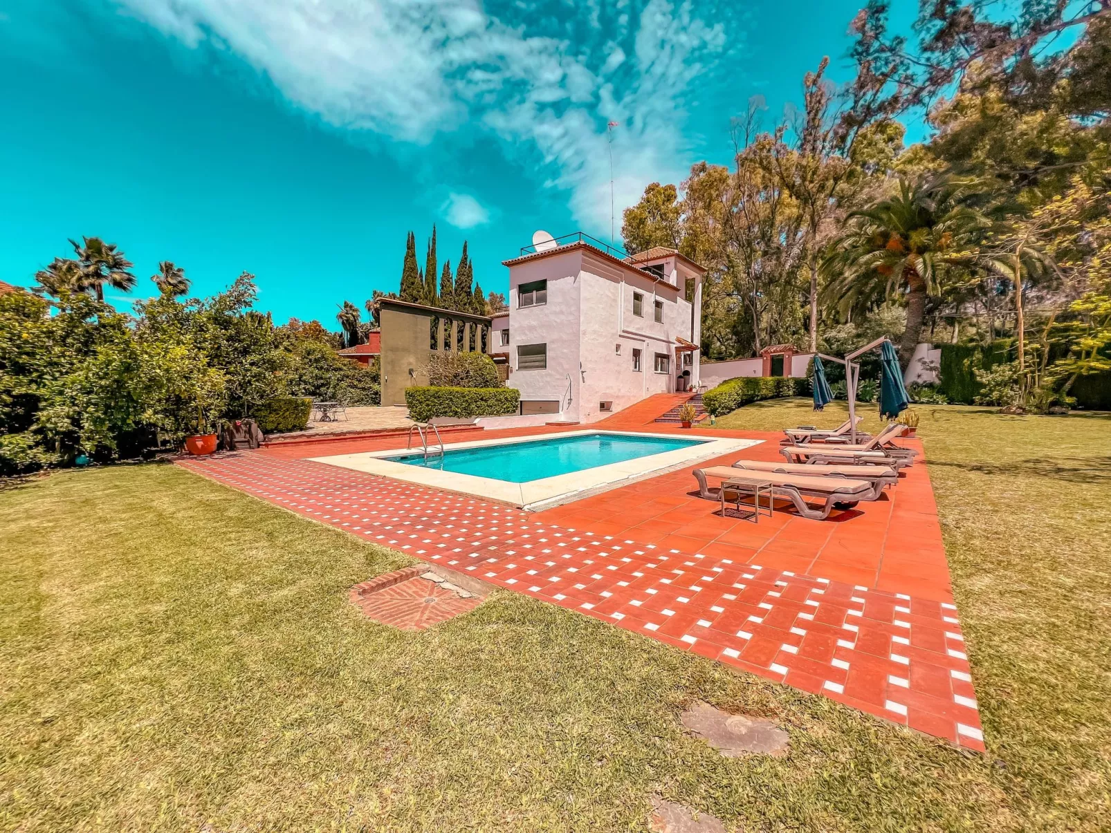 Villa für 12 Pers. mit Grill und privatem Schwimmbad-Buiten