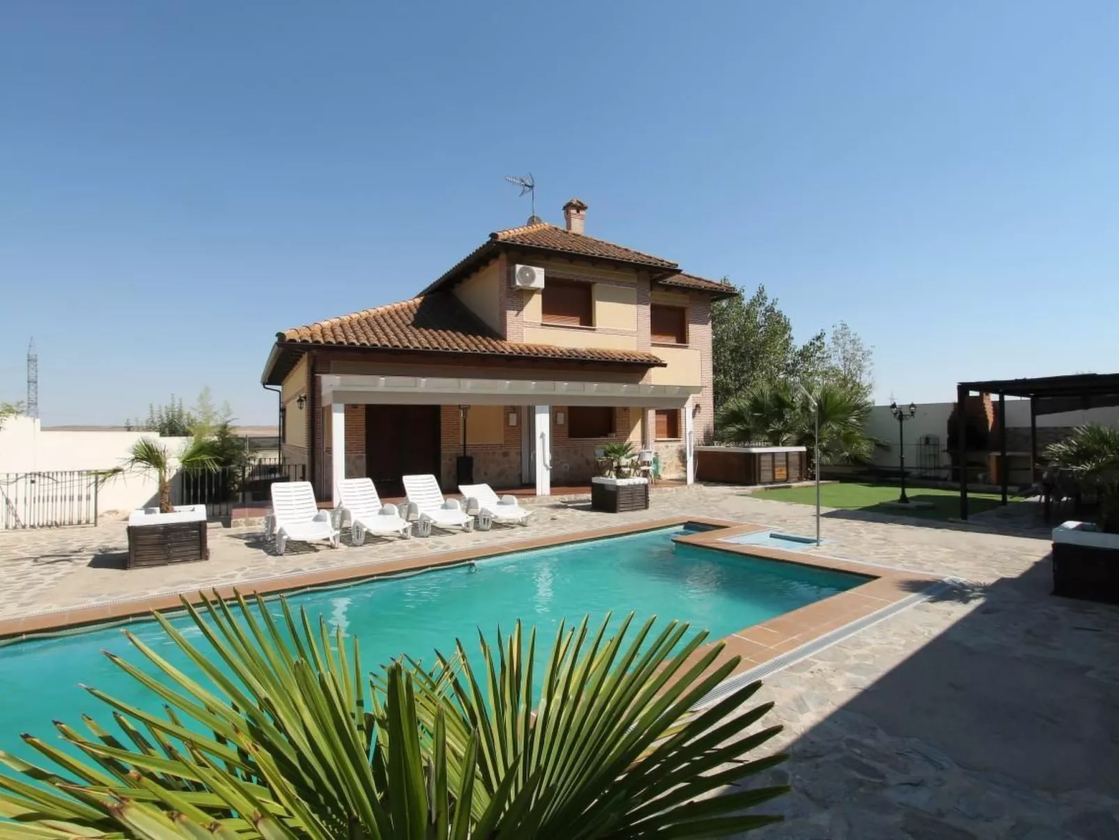 In Seseña mit großem Garten-Buiten