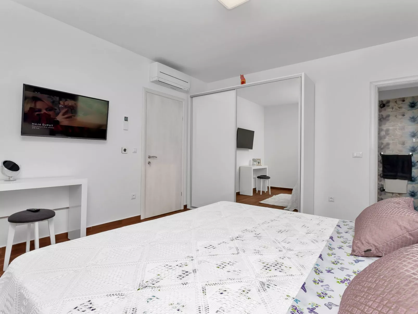 Villa mit beheiztem Pool und fünf Schlafzimmer-Binnen