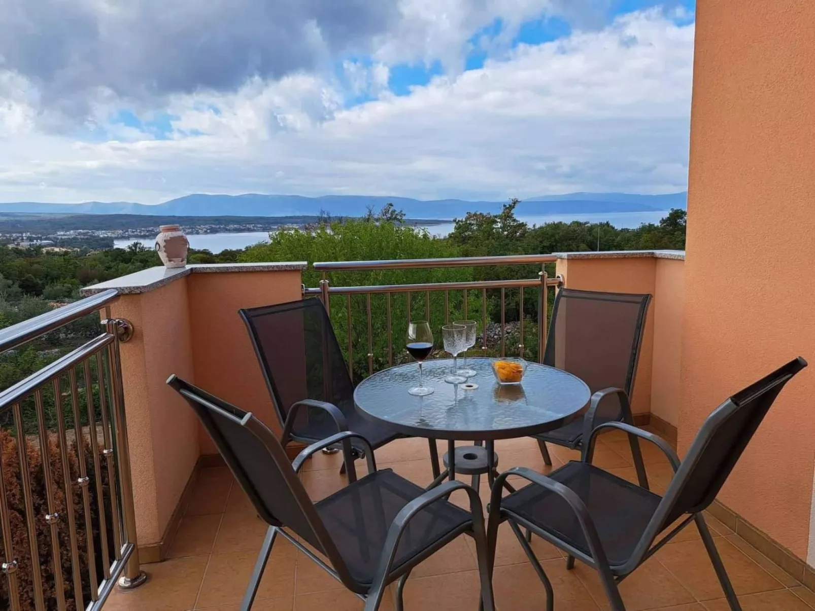 Wunderschöne Ferienwohnung, mit Meerblick und Pool-Buiten