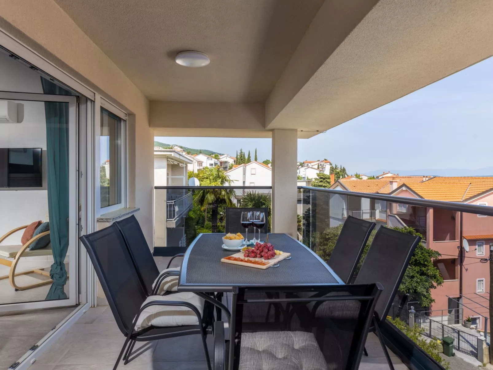 Moderne Wohnung in Crikvenica mit schöner Terrasse-Buiten