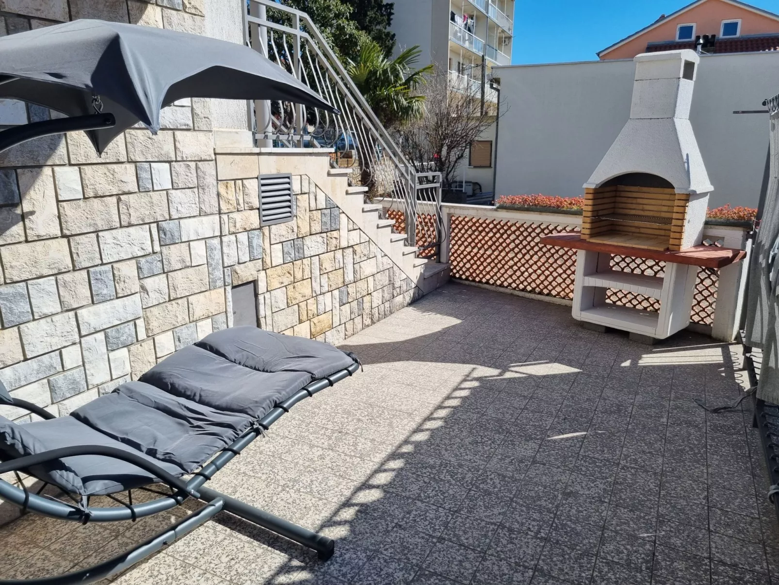 Wohnung mit Terrasse und Grill in Strandnähe-Buiten