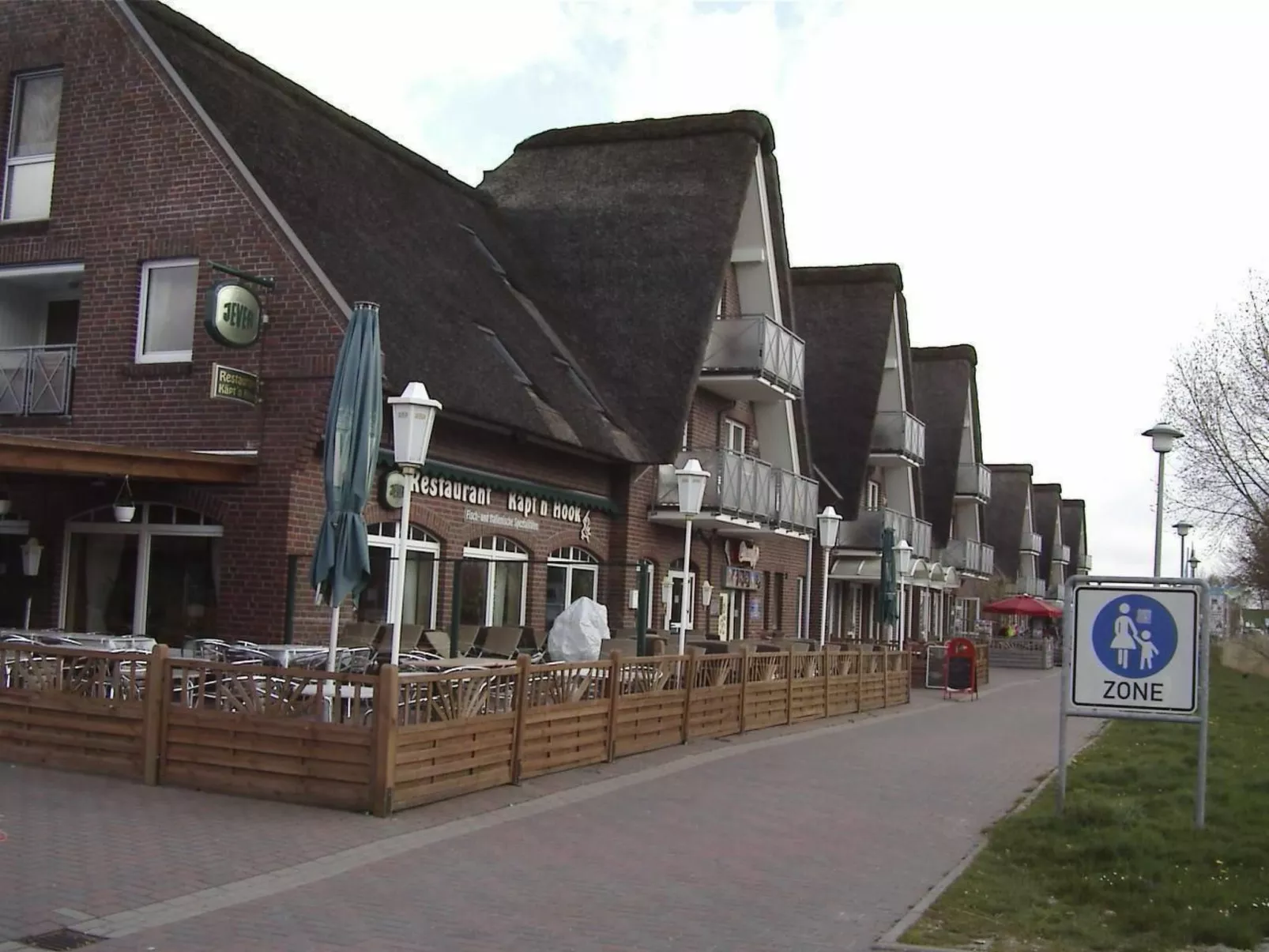 In Burhave mit Terrasse und Grill-Buiten