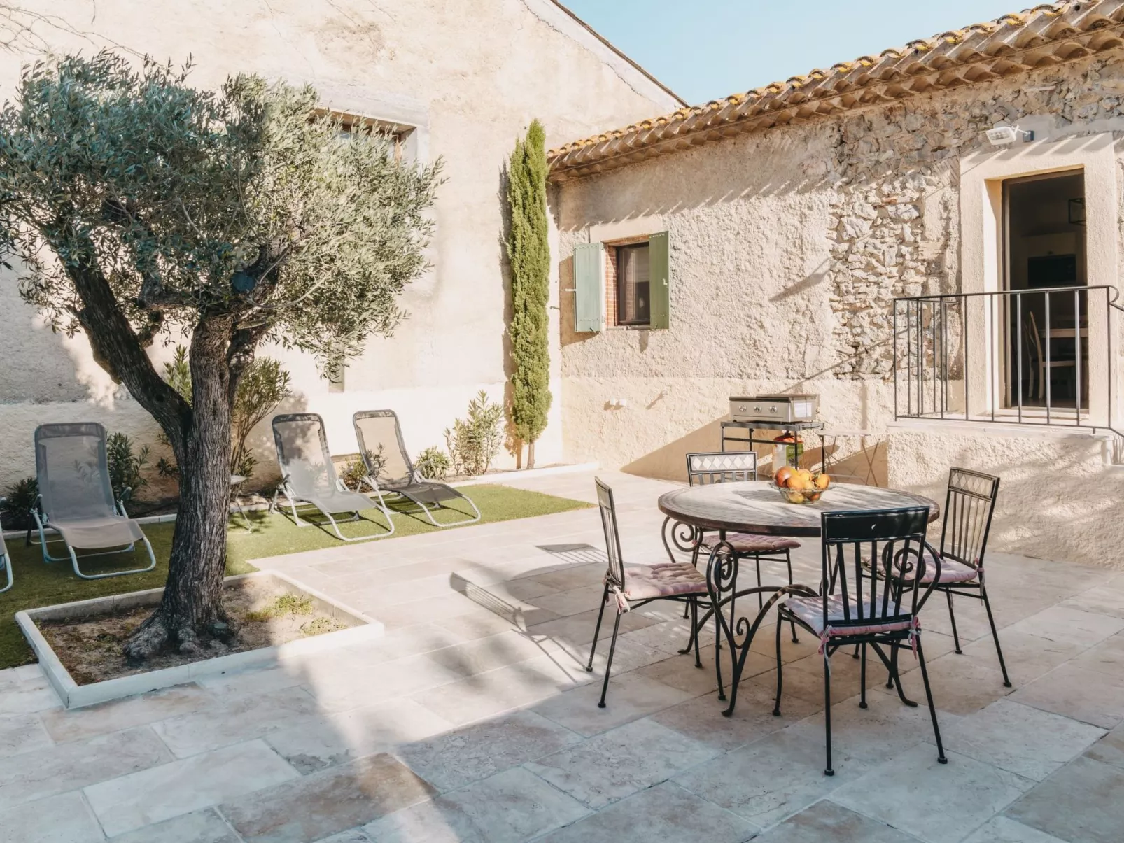 Charmante Ferienwohnung mit Terrasse und Pool-Buiten