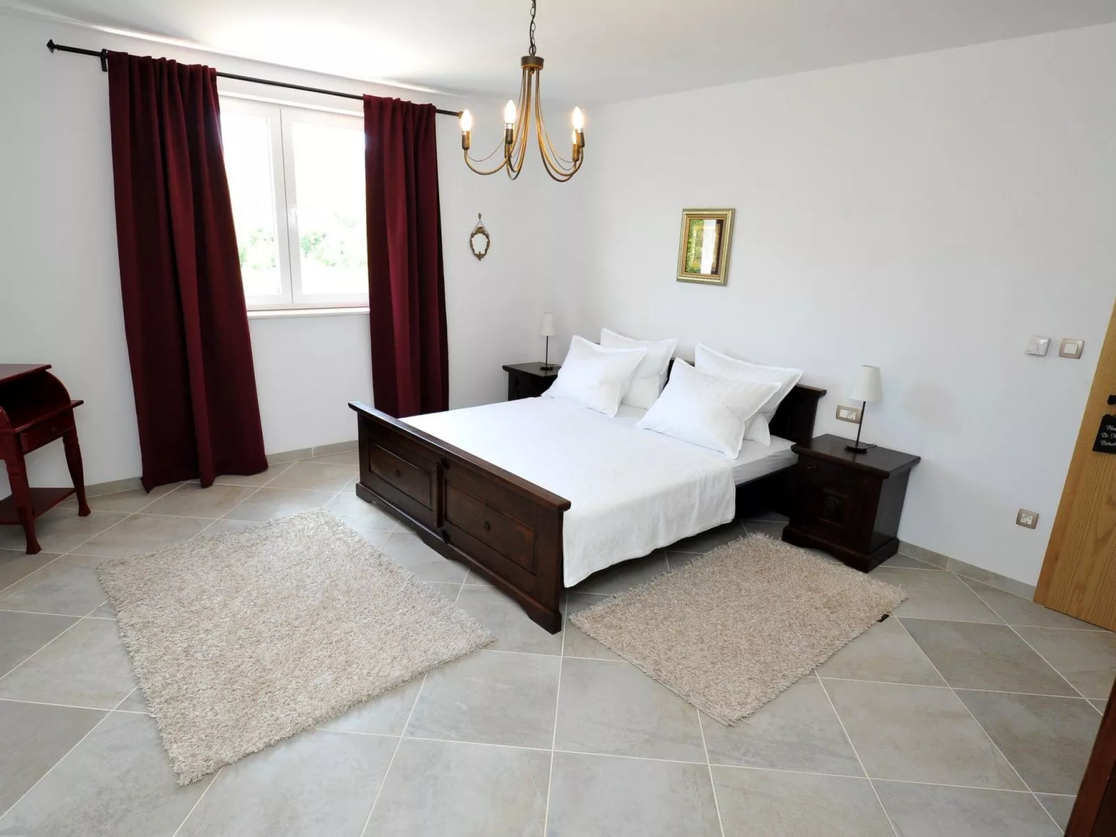 Alleinstehendes Ferienhaus mit Swimmingpool-Binnen