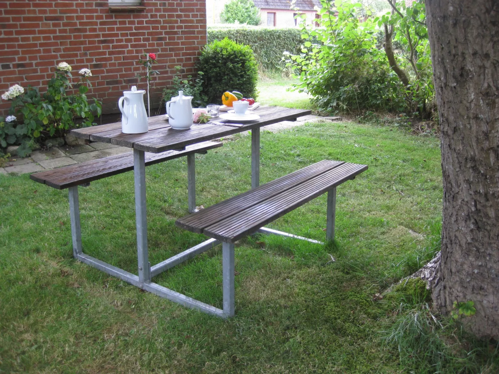 Mit Garten und Parkplatz-Buiten