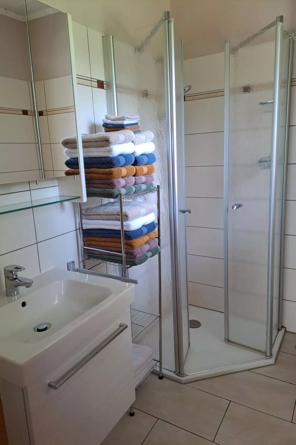 Mit überdachter Terrasse und Carport-Binnen