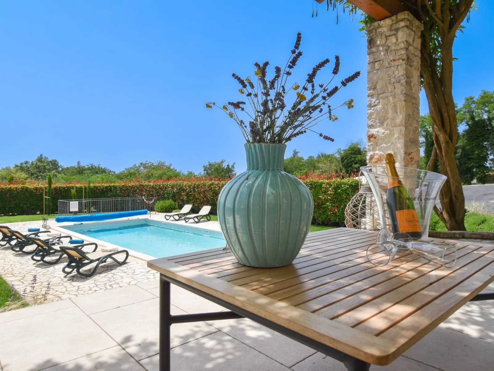 Luxuriöse Villa mit Schwimmbad und großem Garten-Buiten