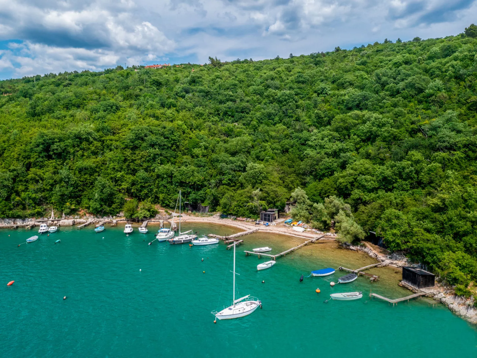 Detailgestaltete Villa mit Pool, Sauna und Hot Tub-Omgeving