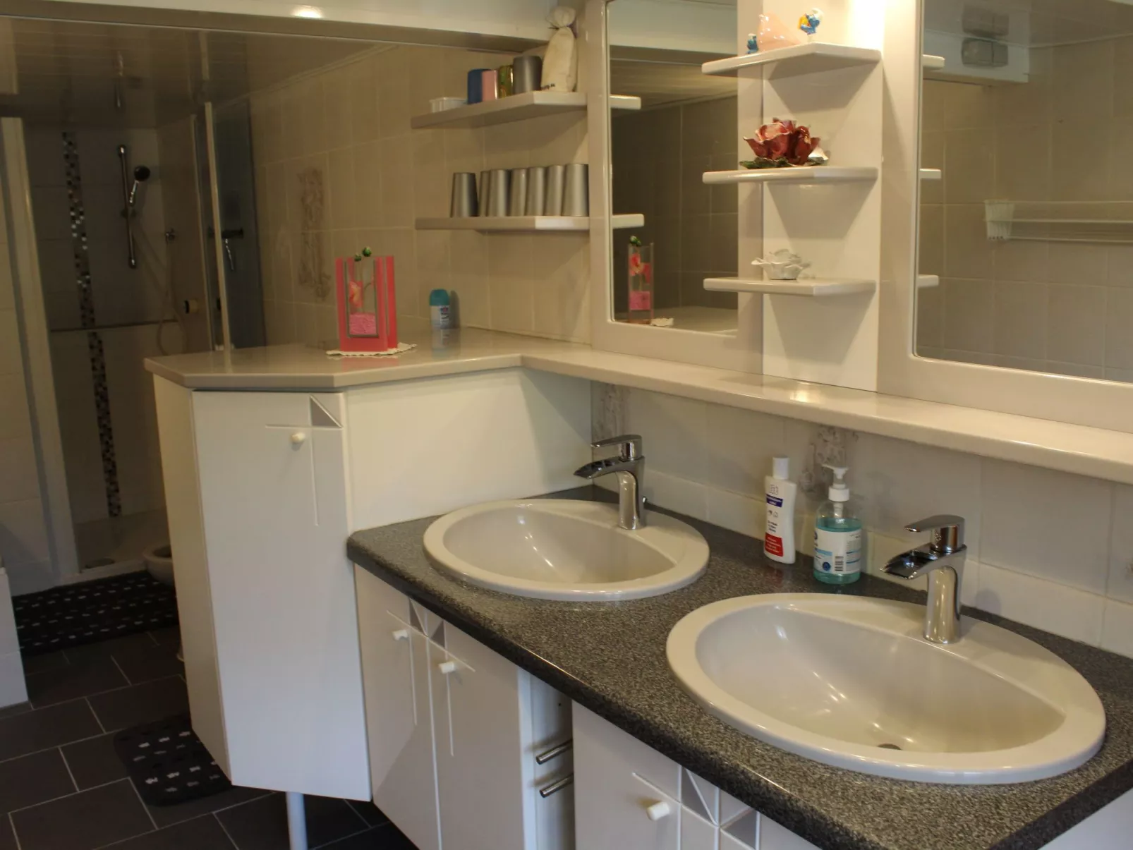 Mit Kaminofen, Fitnessraum und Sauna-Binnen