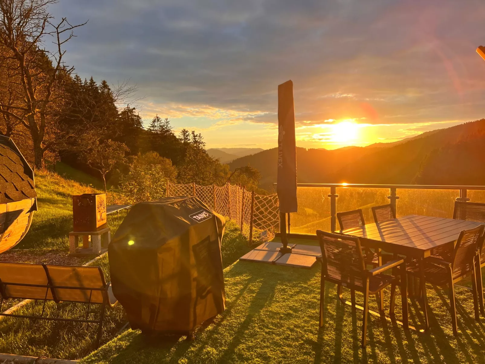 FeWo mit Whirlpool und Fass-Sauna im Schwarzwald-Buiten