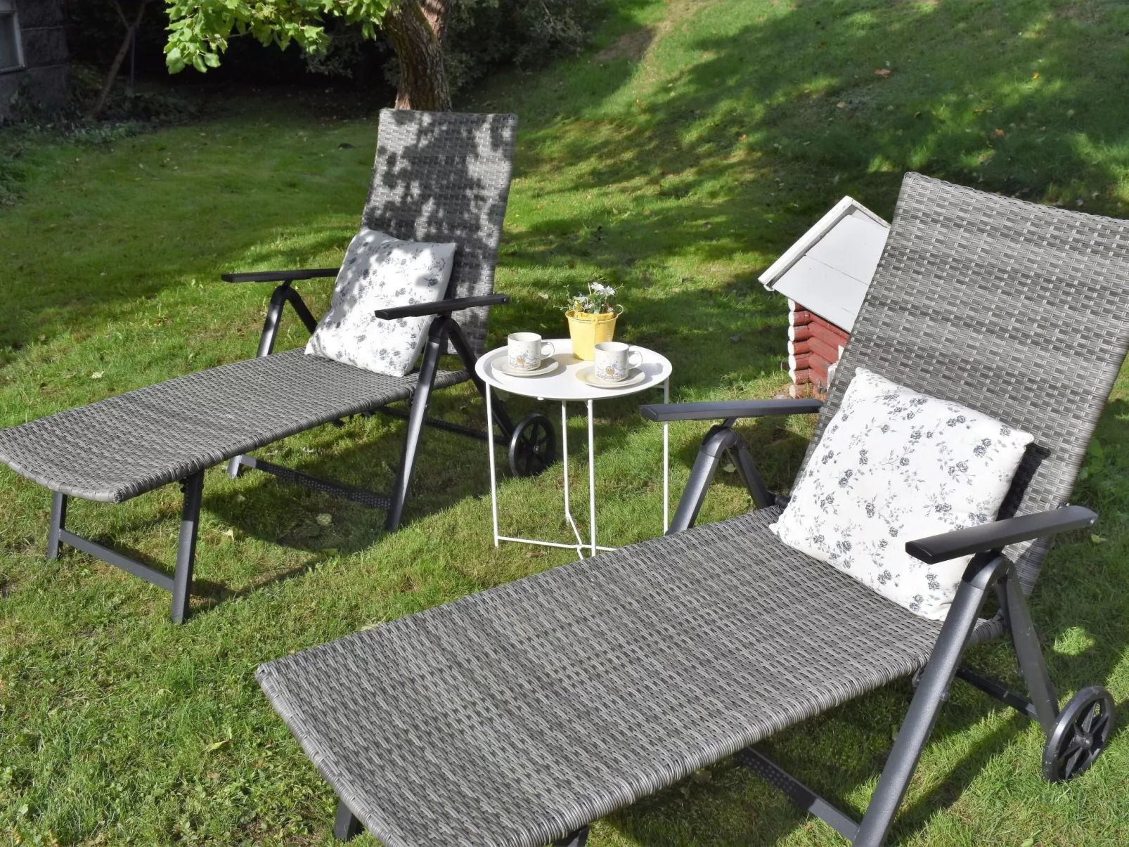 Typisch schwedisches Ferienhaus mit Garten-Buiten