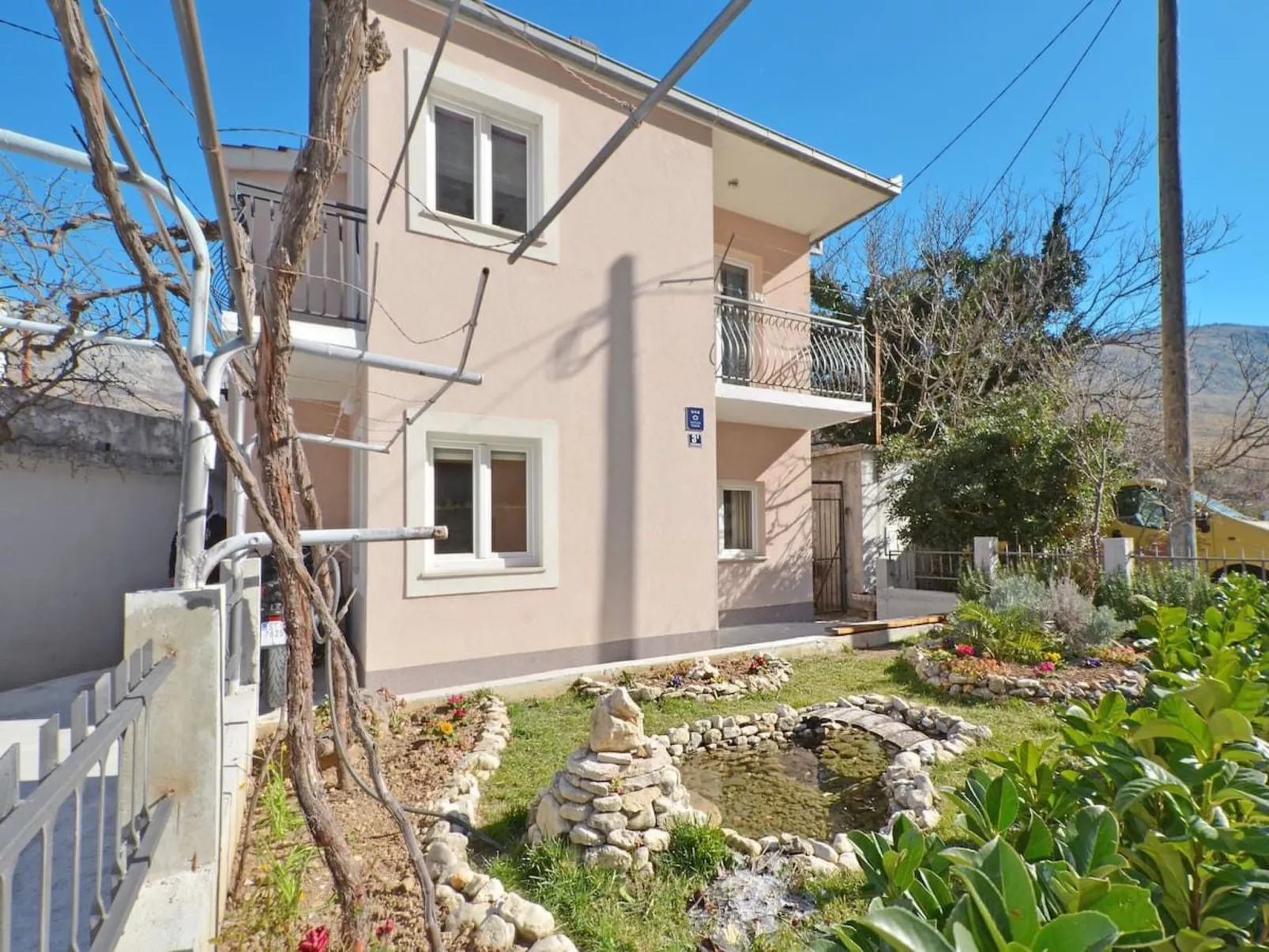 Žrnovnica, Entspannung am Flussufer-Buiten