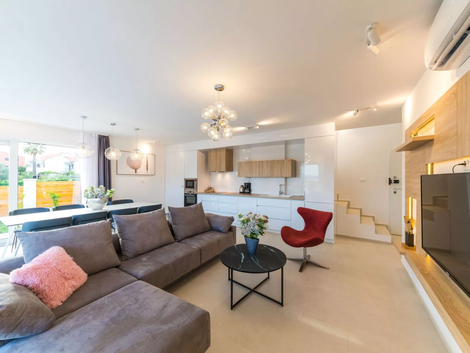 Modern eingerichtete Villa Ingrid mit beheiztem Pool - Binnen
