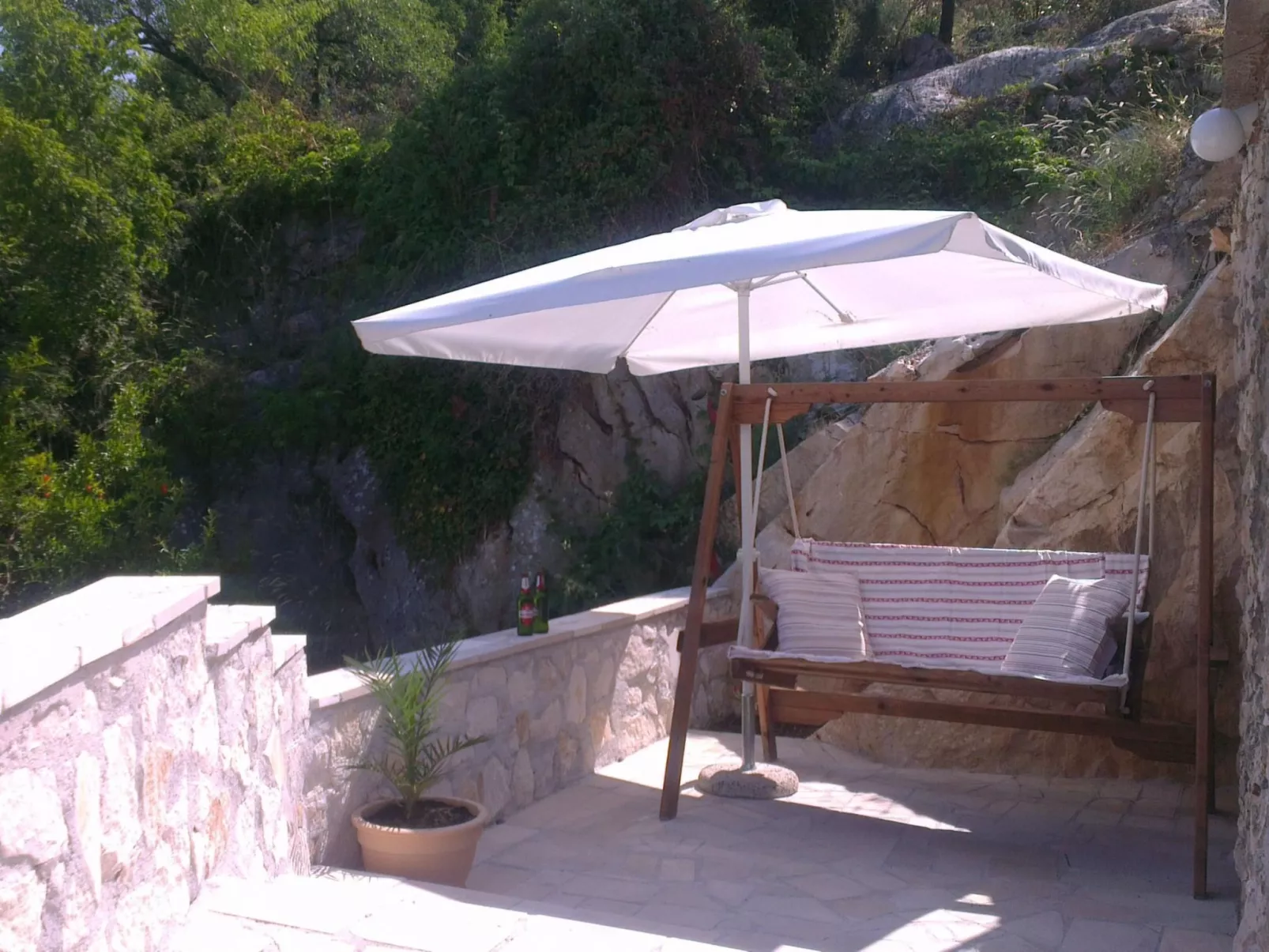 Charmantes Steinhaus mit Pool und Panoramablick-Buiten