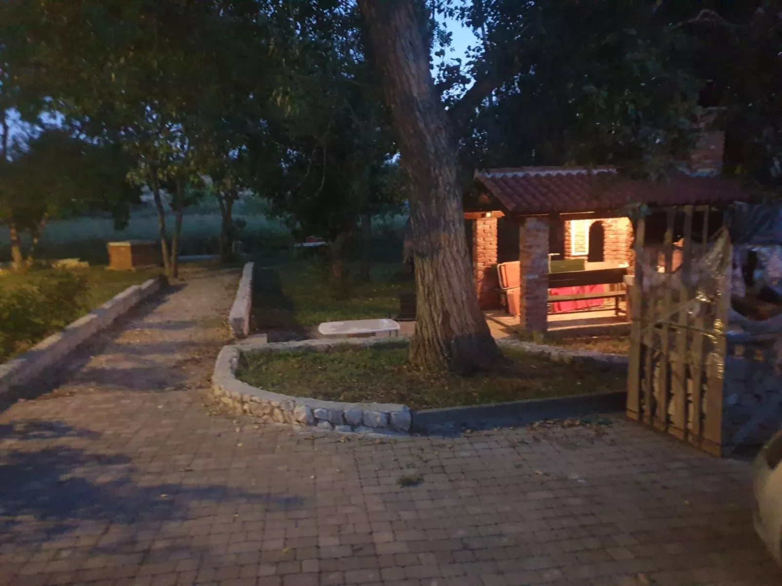 Am Fluss gelegenes Haus mit Galerieschlafplätzen-Buiten