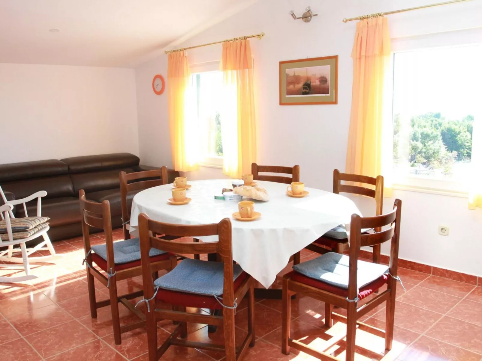 Geräumige Ferienvilla mit Pool und Meerblick-Binnen