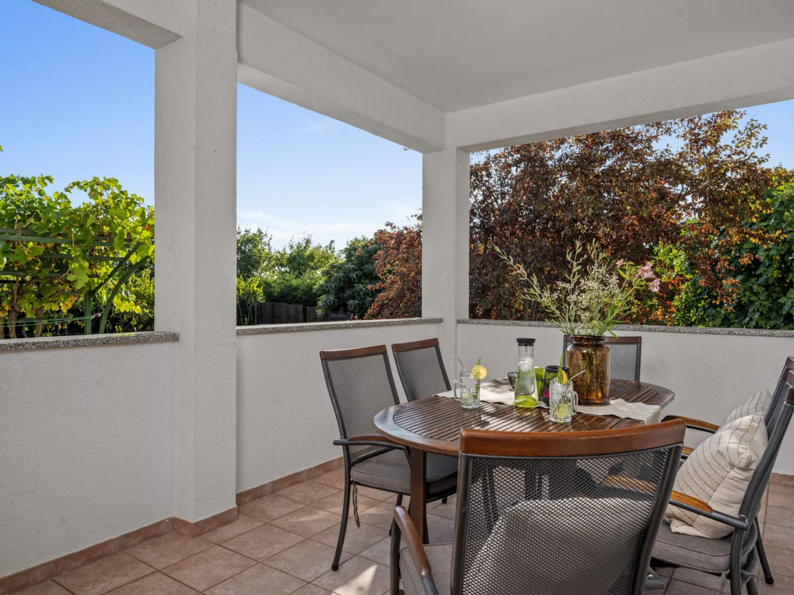 Attraktive Wohnung mit privatem Pool-Buiten