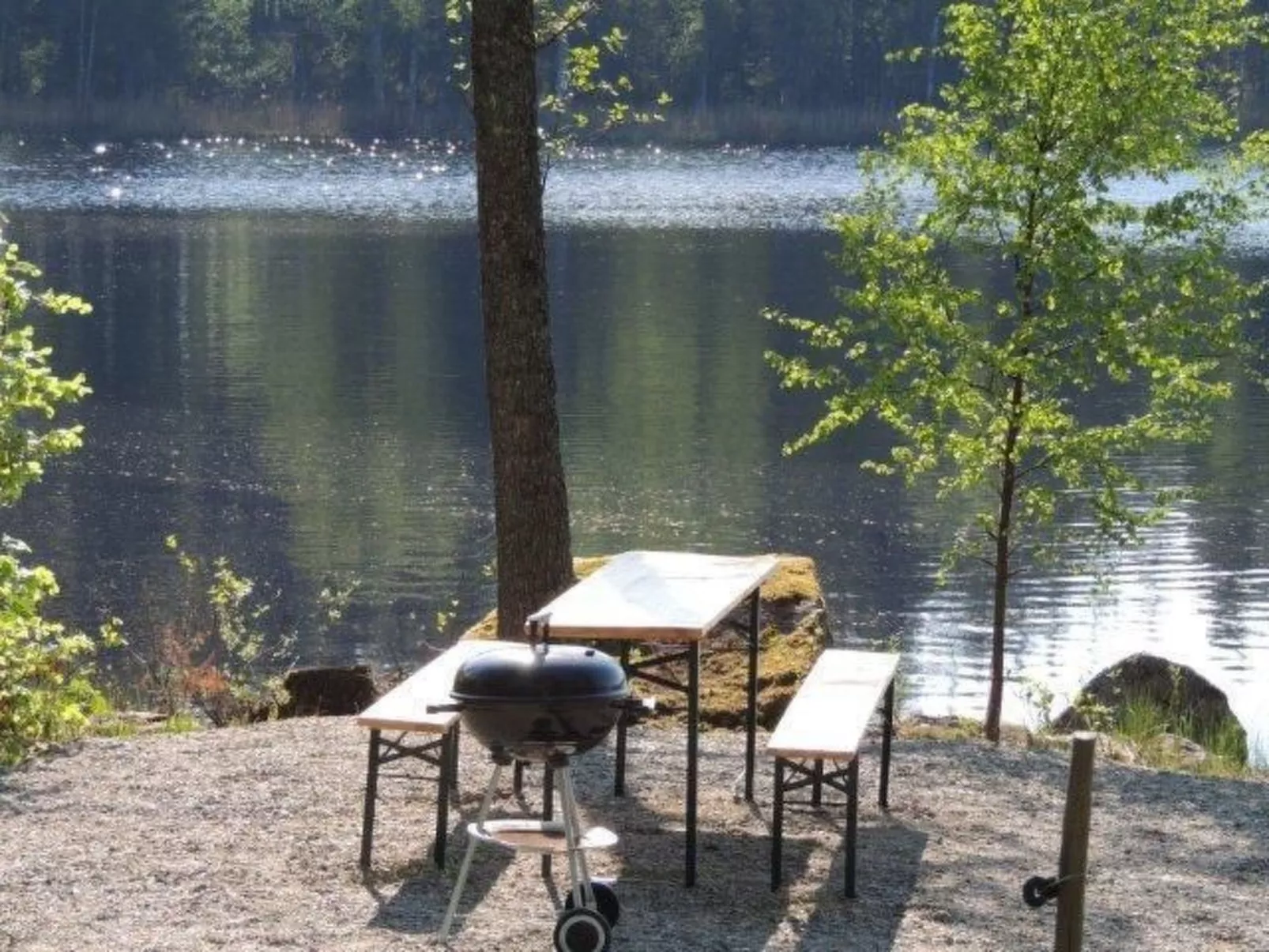 Modernes Haus mit hellem Dekor, mit Blick auf den See-Buiten