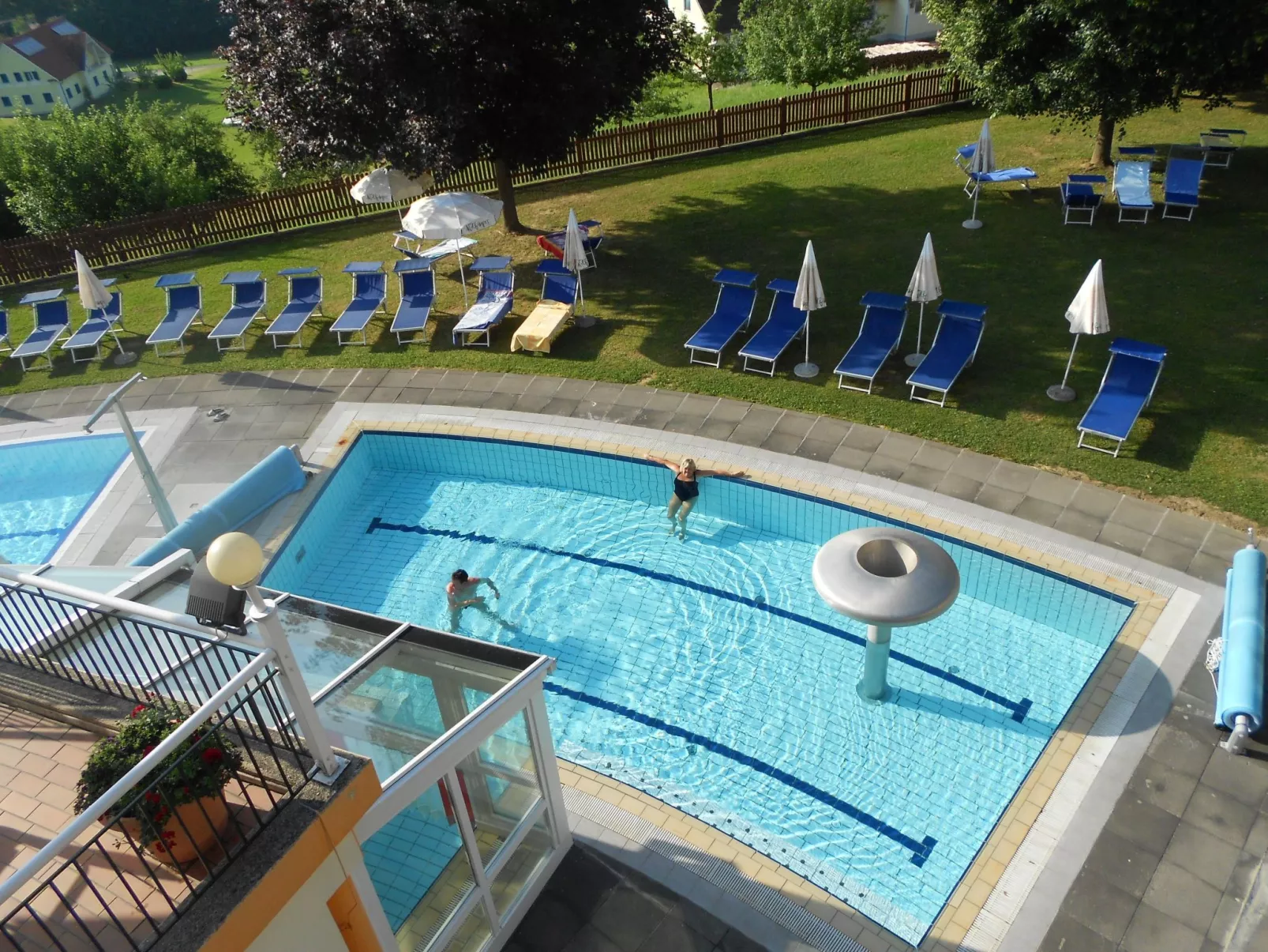 Mit Gemeinschaftspool und Terrasse-Buiten