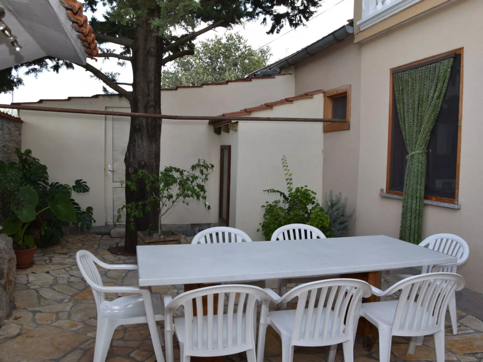 Ruhige Ferienwohnung mit Terrasse und Garten-Buiten