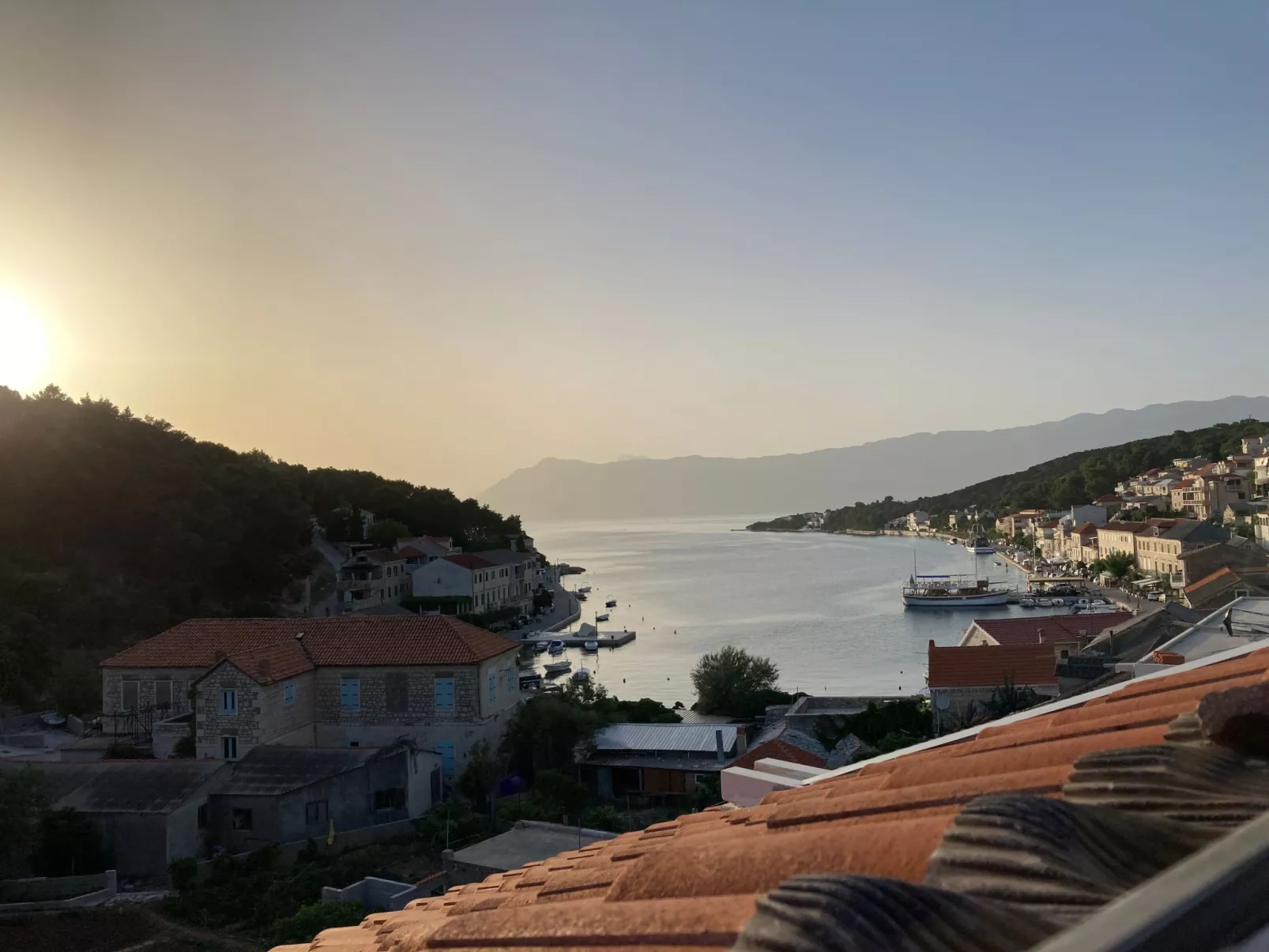 Wohnung in Povlja mit privatem Parkplatz-Buiten