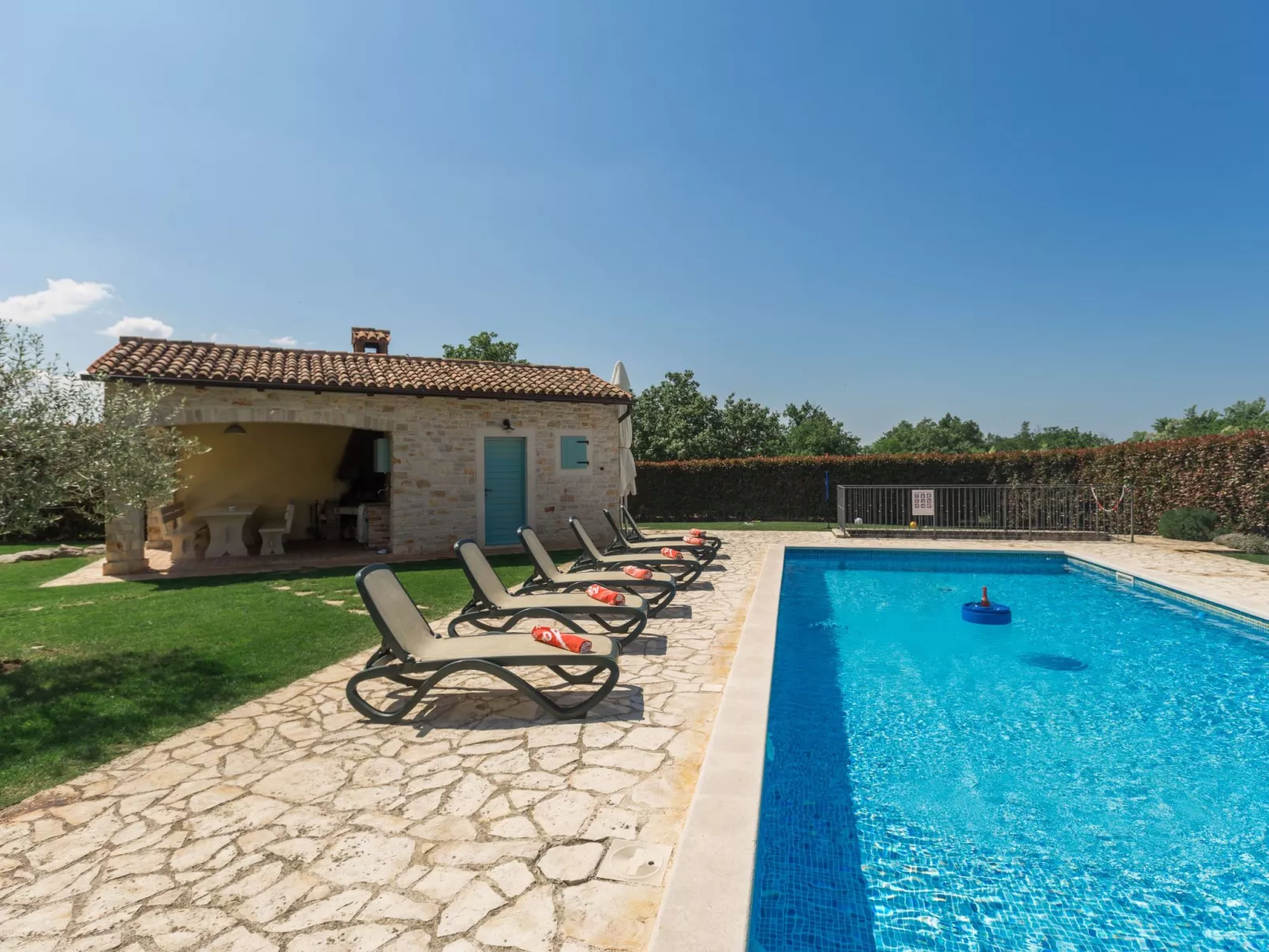 Villa mit Pool, Garten und Sommerküche-Buiten