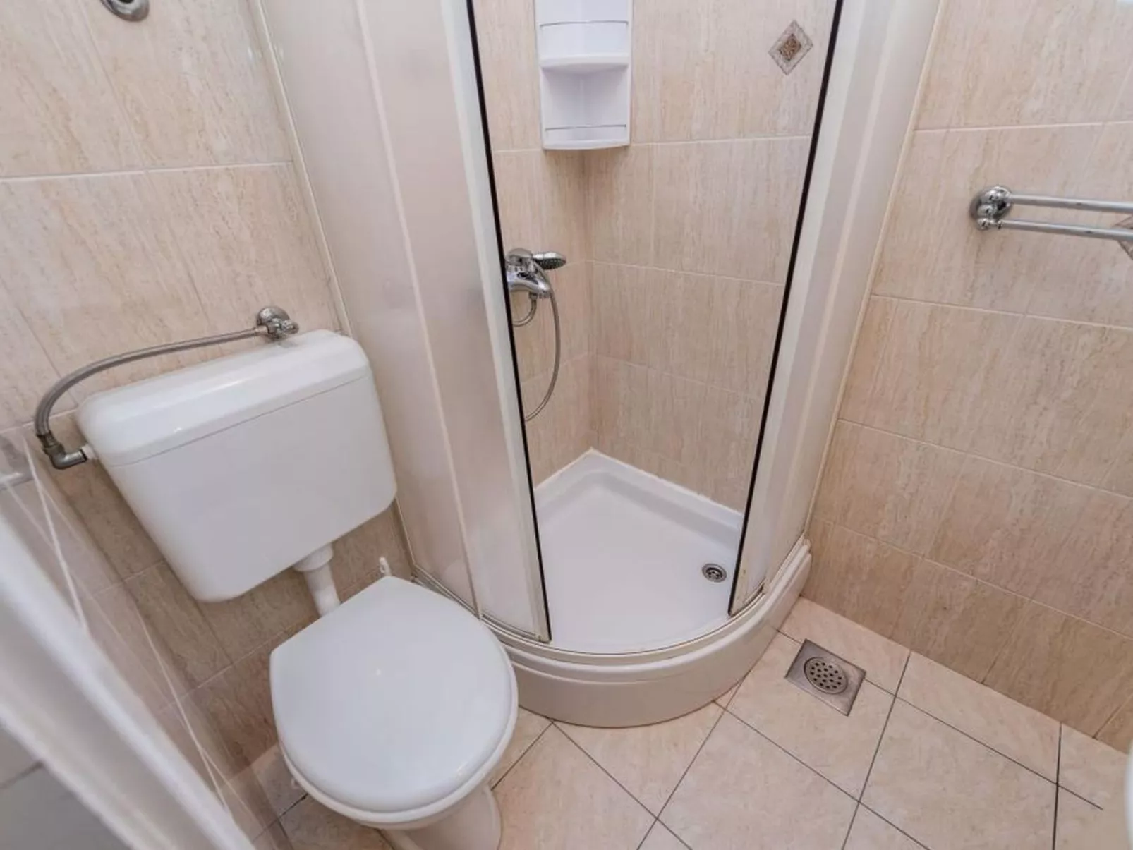 "Delfin prizemlje" - Binnen