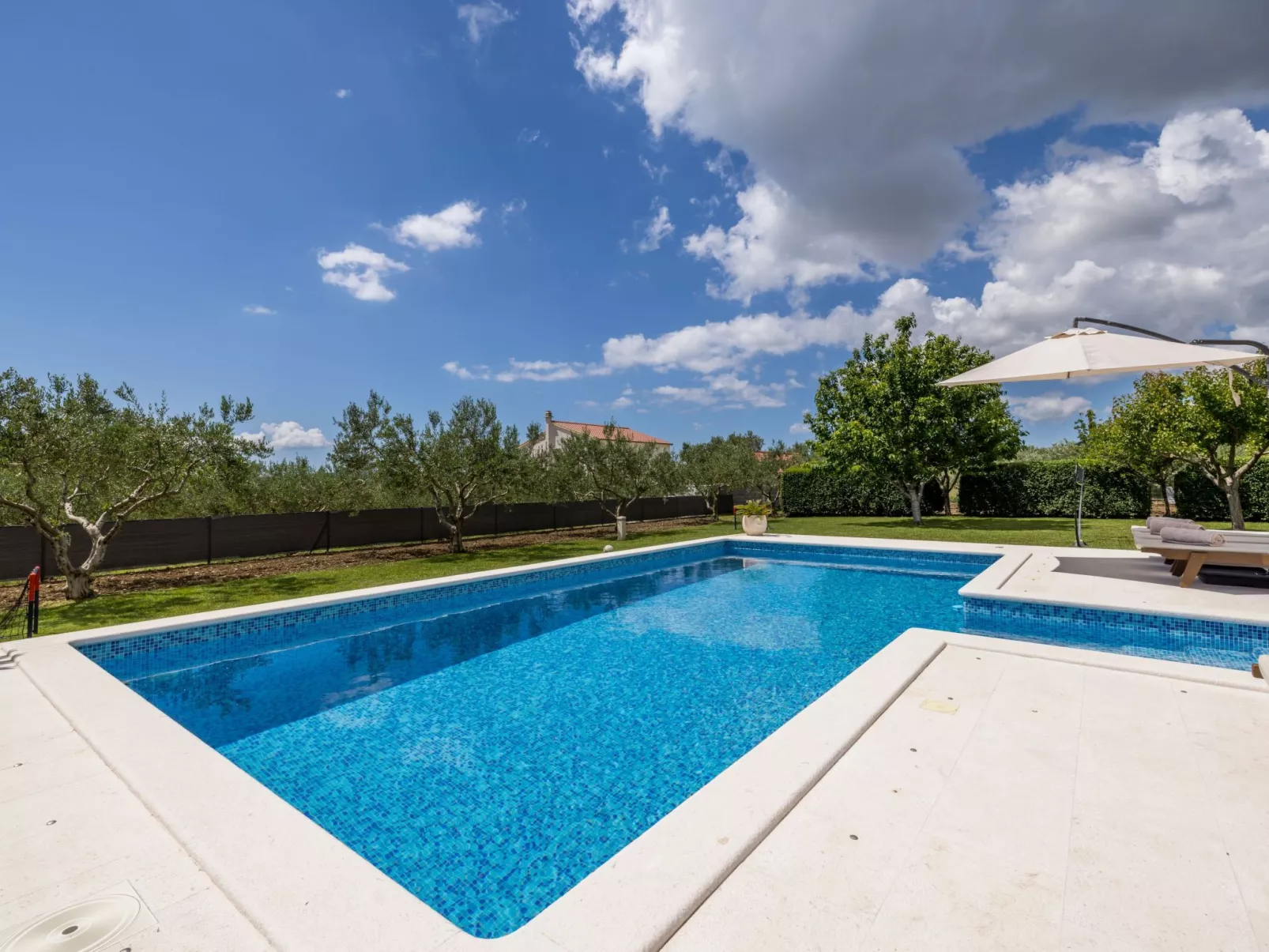 Villa Oasis privater Pool für bis zu 10 Personen-Buiten