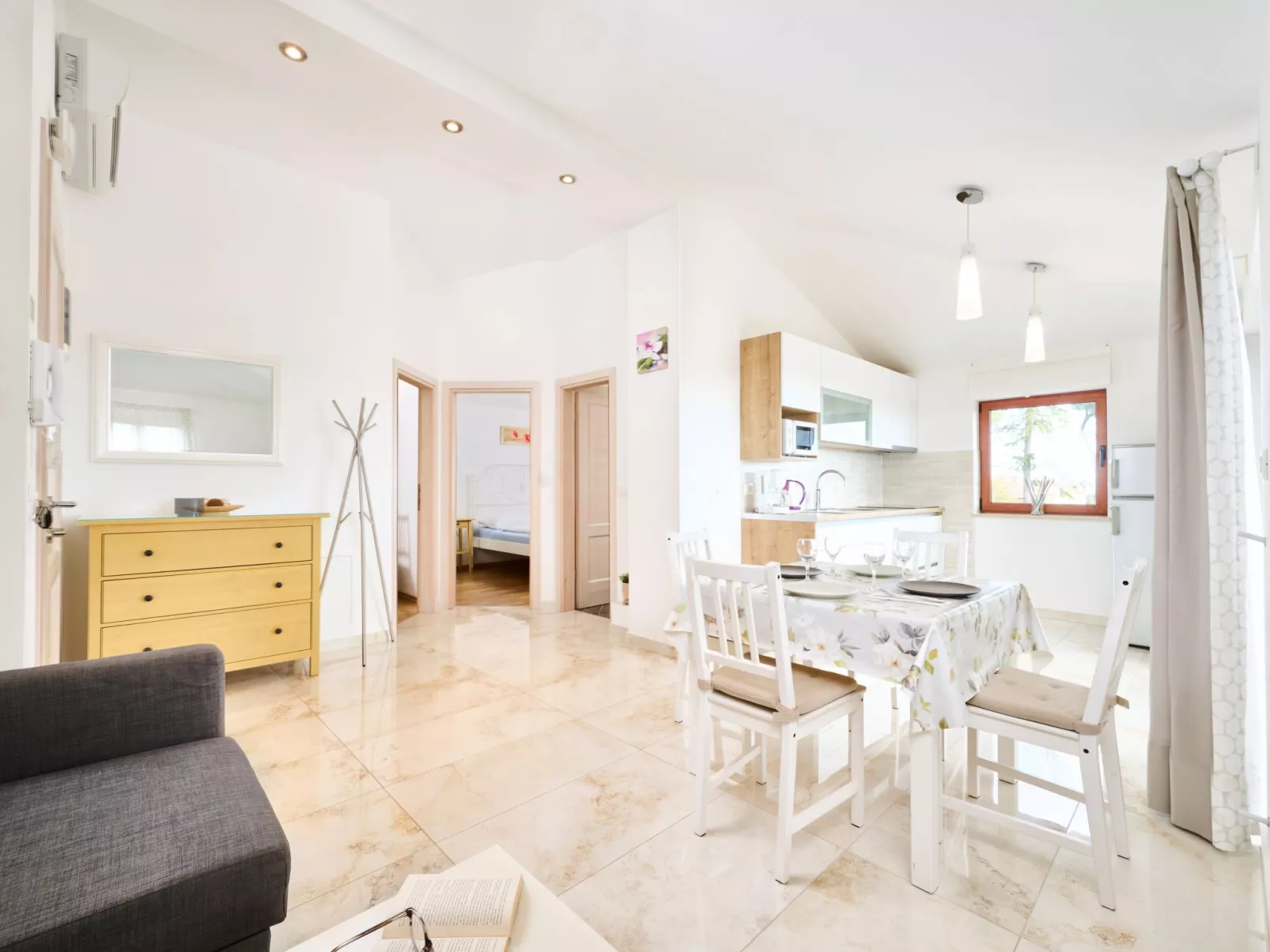 App für bis zu 6 Personen.-Binnen