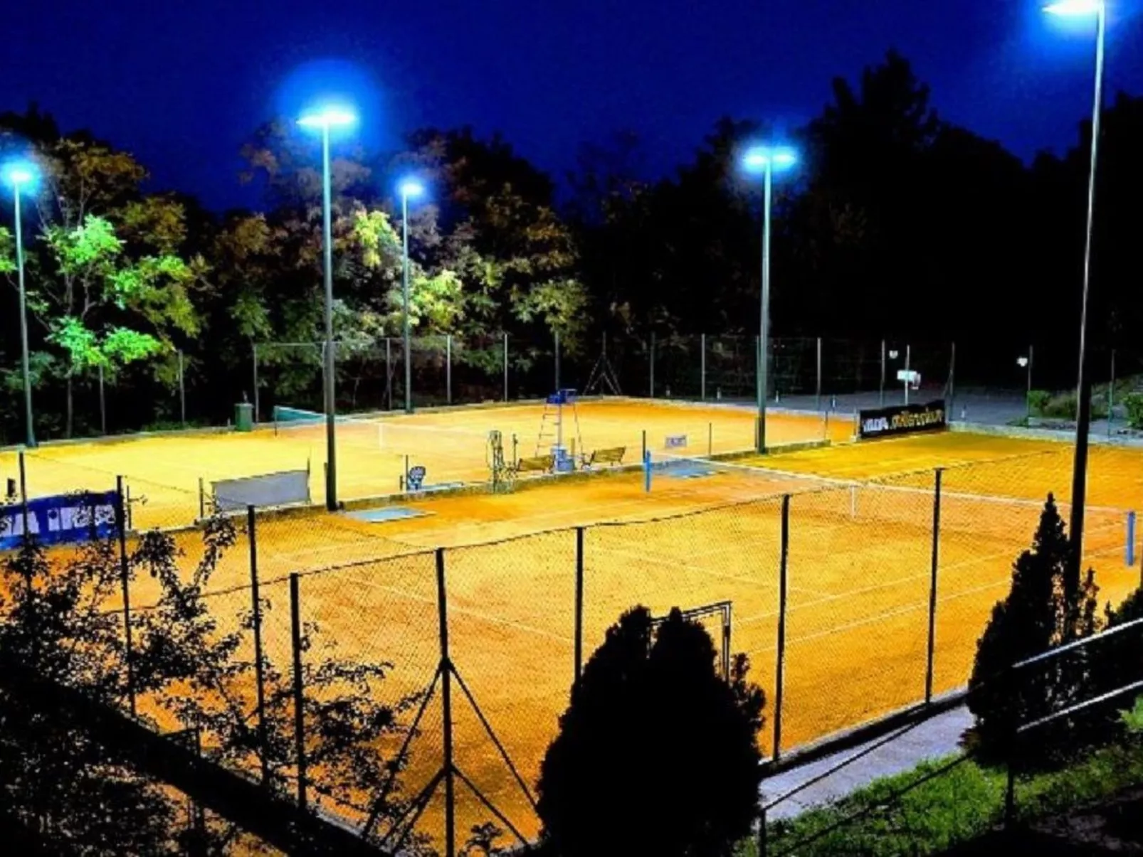 Mit Balkon und Terrasse-Buiten
