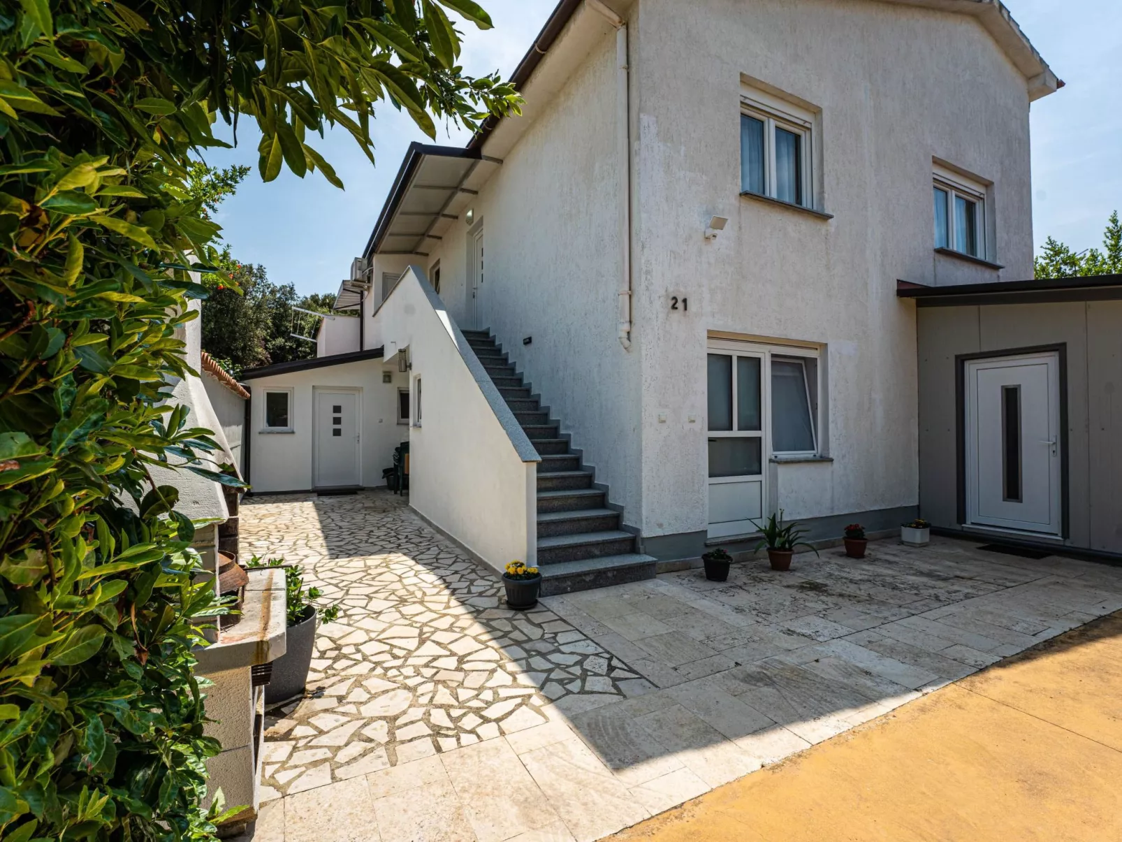 "Darko" mit Balkon-Buiten