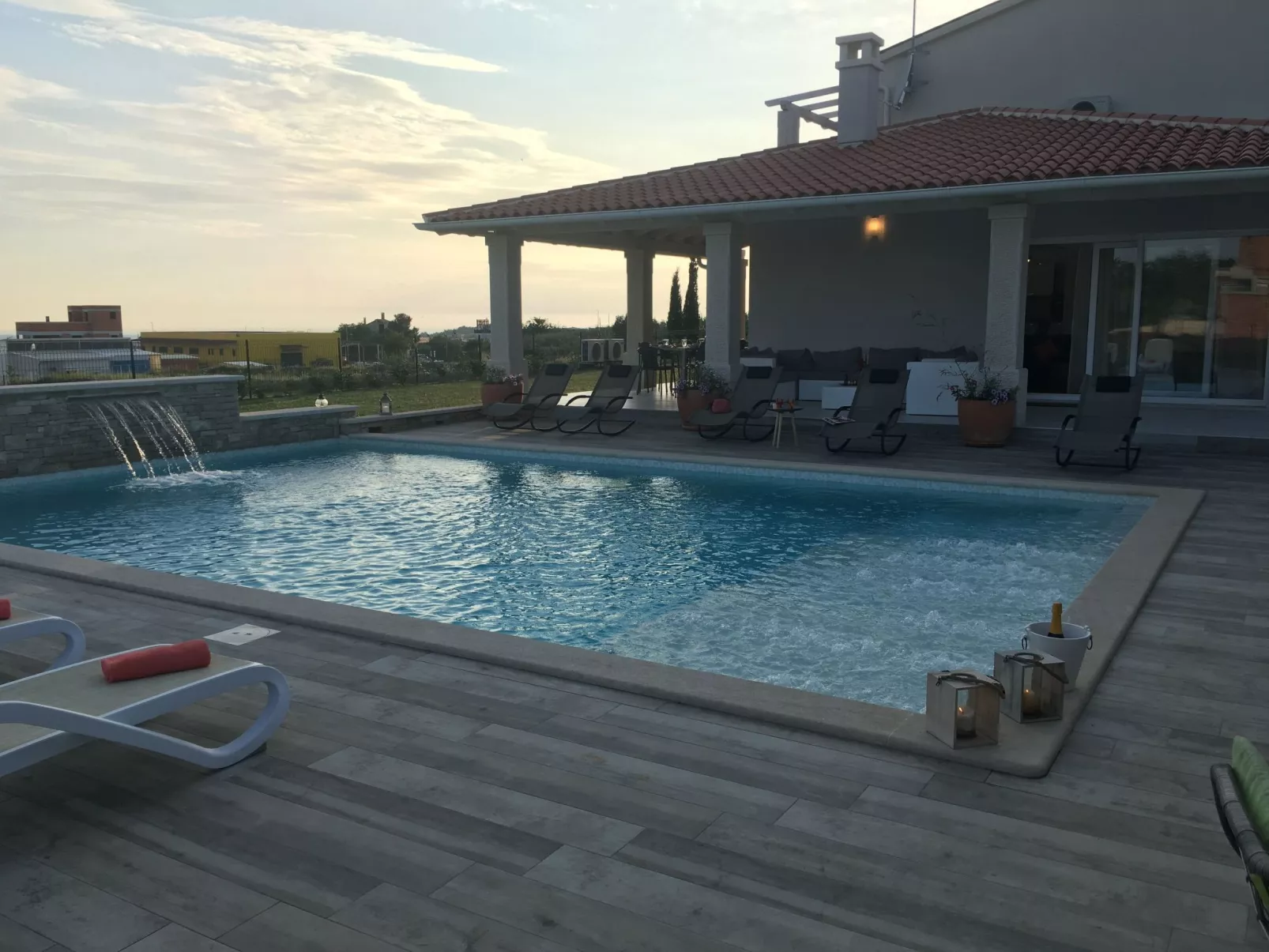 Elegante und komfortable Villa mit Salzwasserpool, Whirlpool und Sauna, umgeben-Buiten