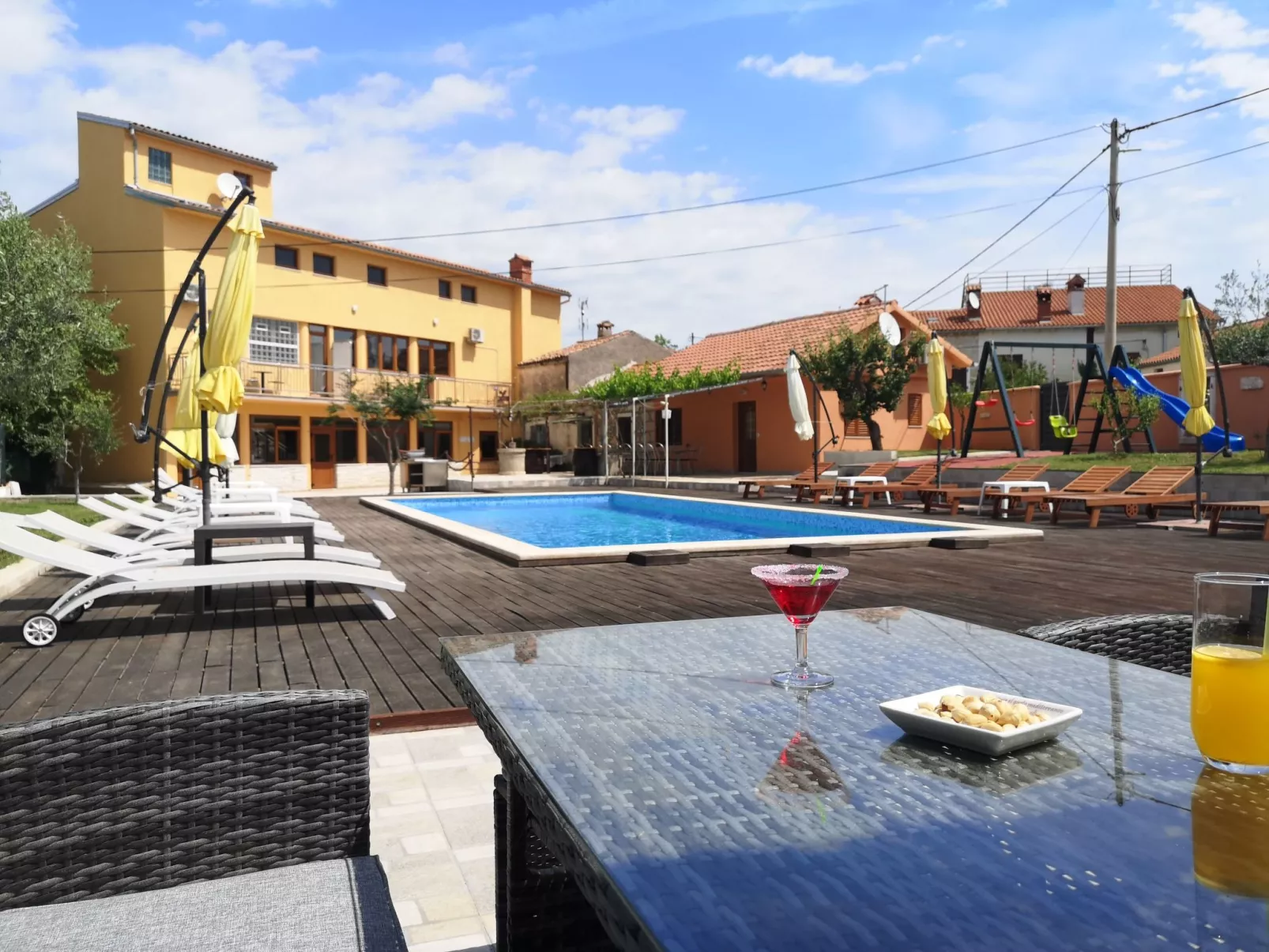 XXL-Ferienhaus "Cokuni" mit privatem Pool-Buiten