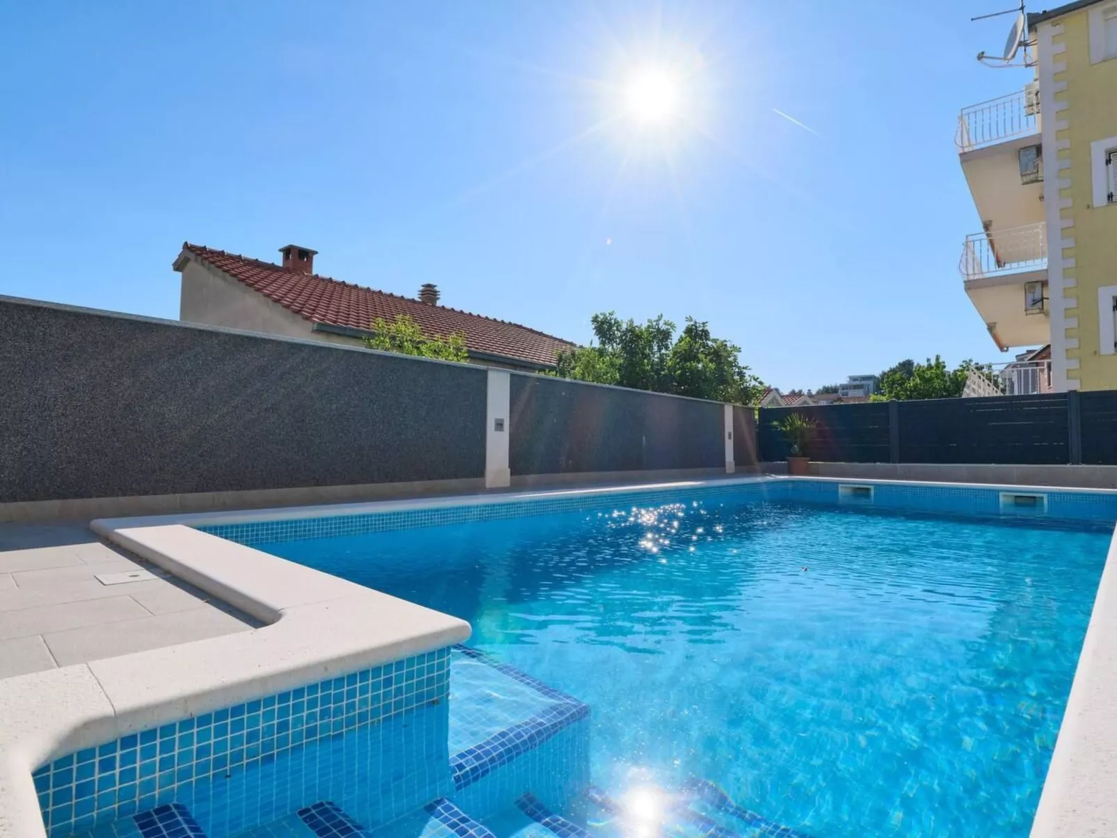 M Ganze Etage in einem geräumigen Haus mit Pool-Buiten